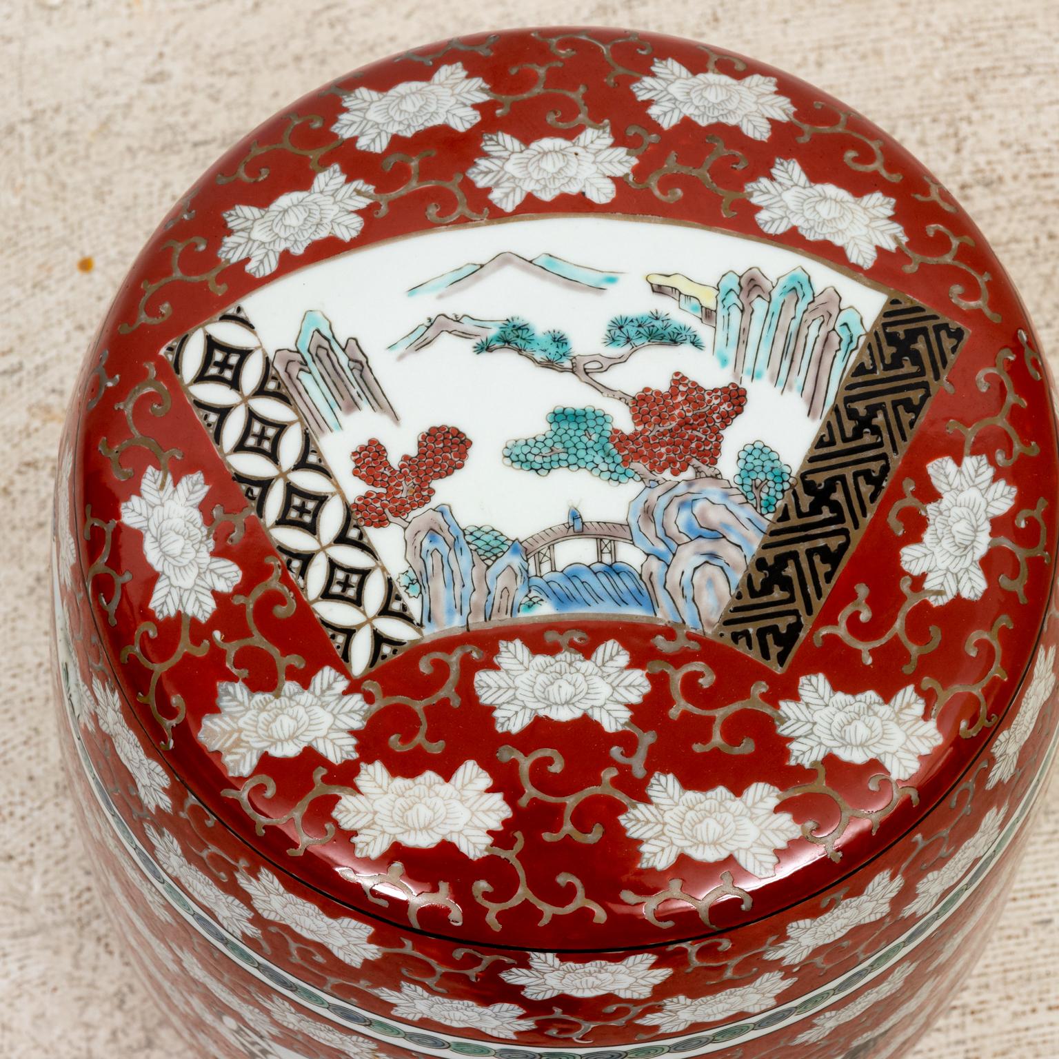 Chinese Porcelain Imari Garden Stool on Red Ground In Good Condition For Sale In Stamford, CT