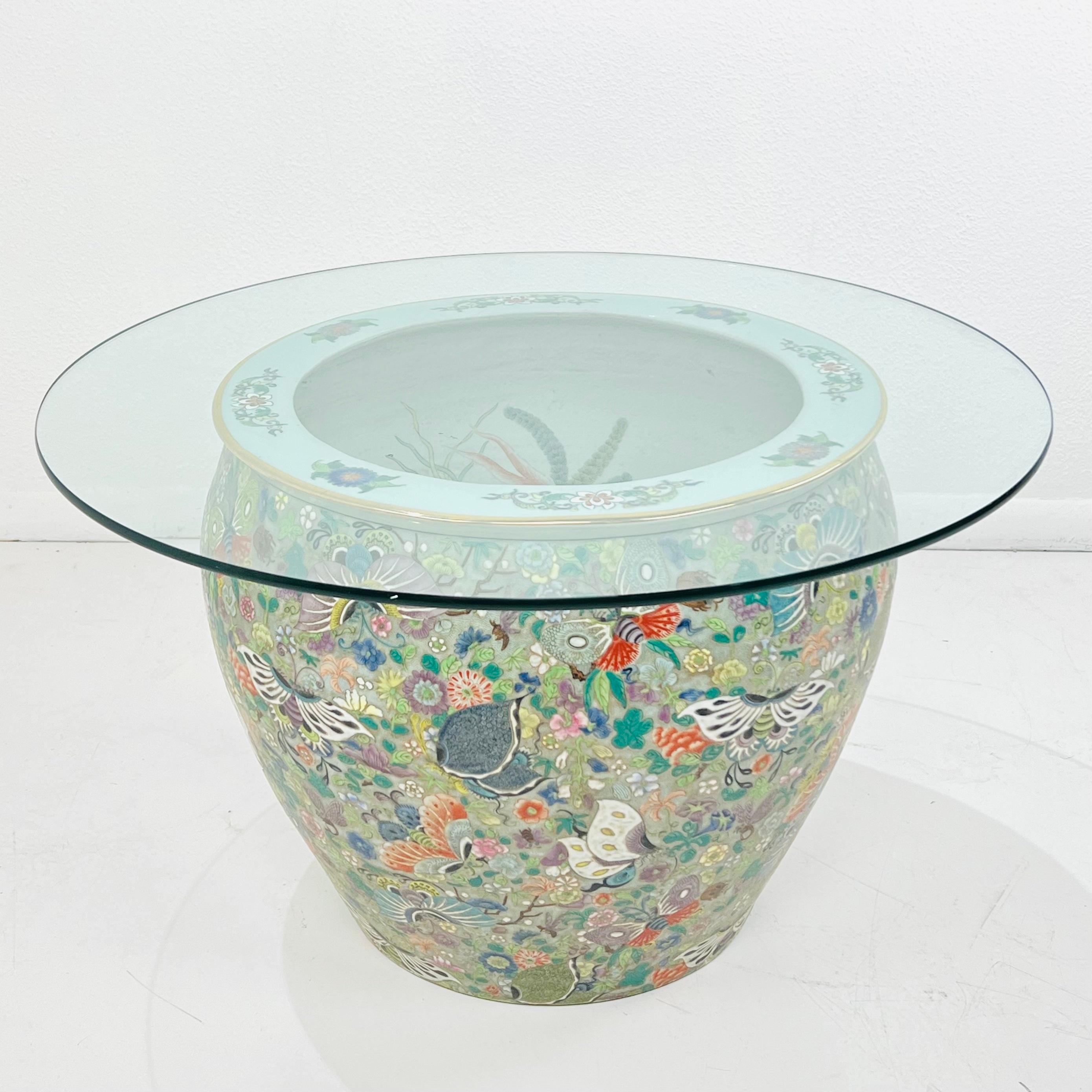 Antica jarniniere / pesciera cinese in porcellana Famille Verte con farfalle e dettagli floreali dipinti a mano su uno sfondo verde chiaro. Ottime condizioni d'epoca, senza crepe o scheggiature. Alcuni leggeri segni di usura e graffi sulla