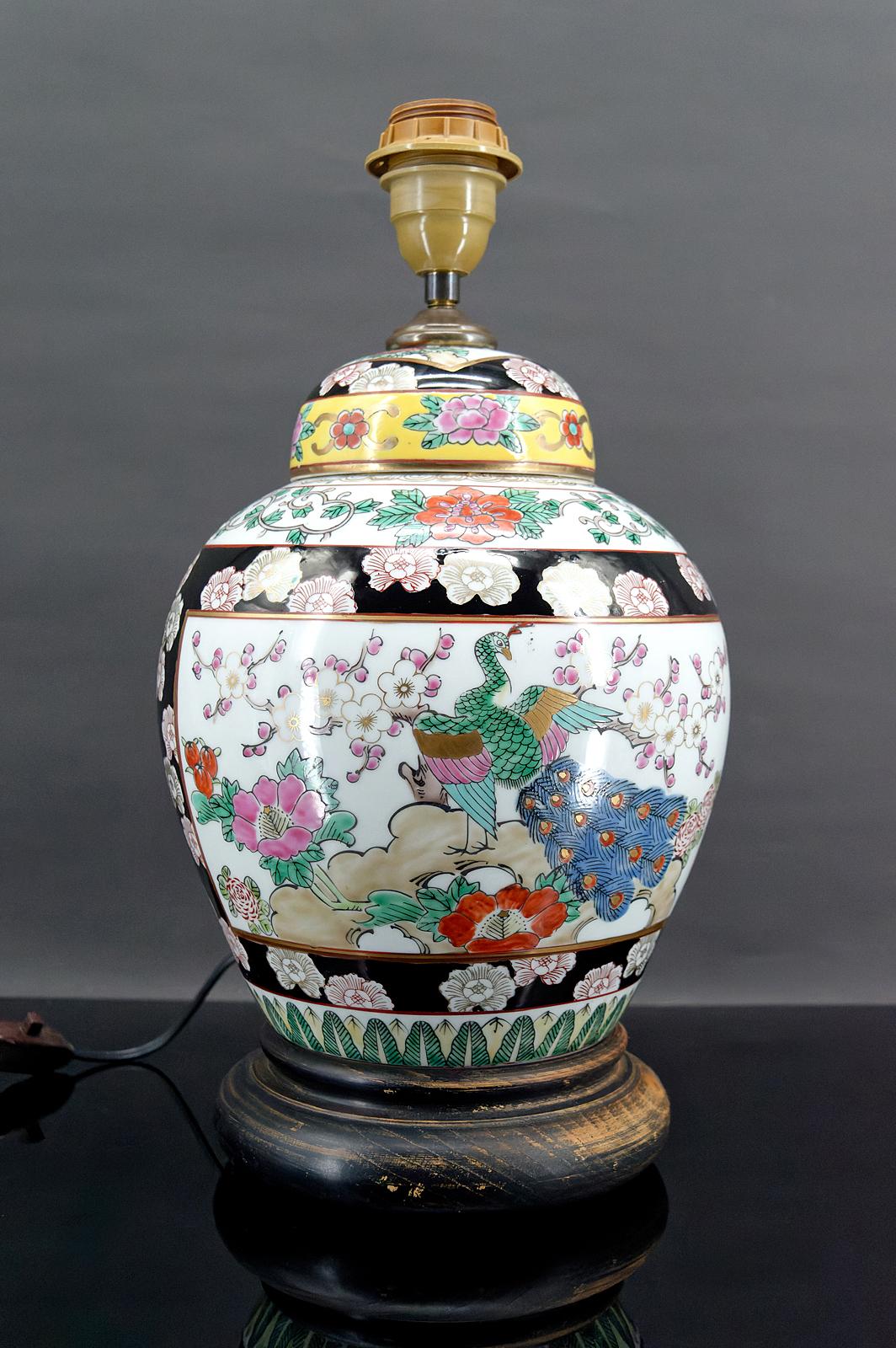 Vase asiatique en porcelaine monté en lampe.
Décor floral et animalier : paons.
Chine, première partie du 20e siècle.
Très bon état, électricité OK.

Dimensions :
Hauteur : 40 cm
Diameter:21cm