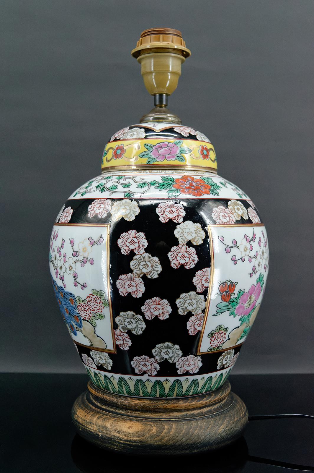 Chinese porcelain lamp decorated with flowers and peacocks, China, Early 20th In Good Condition For Sale In VÉZELAY, FR