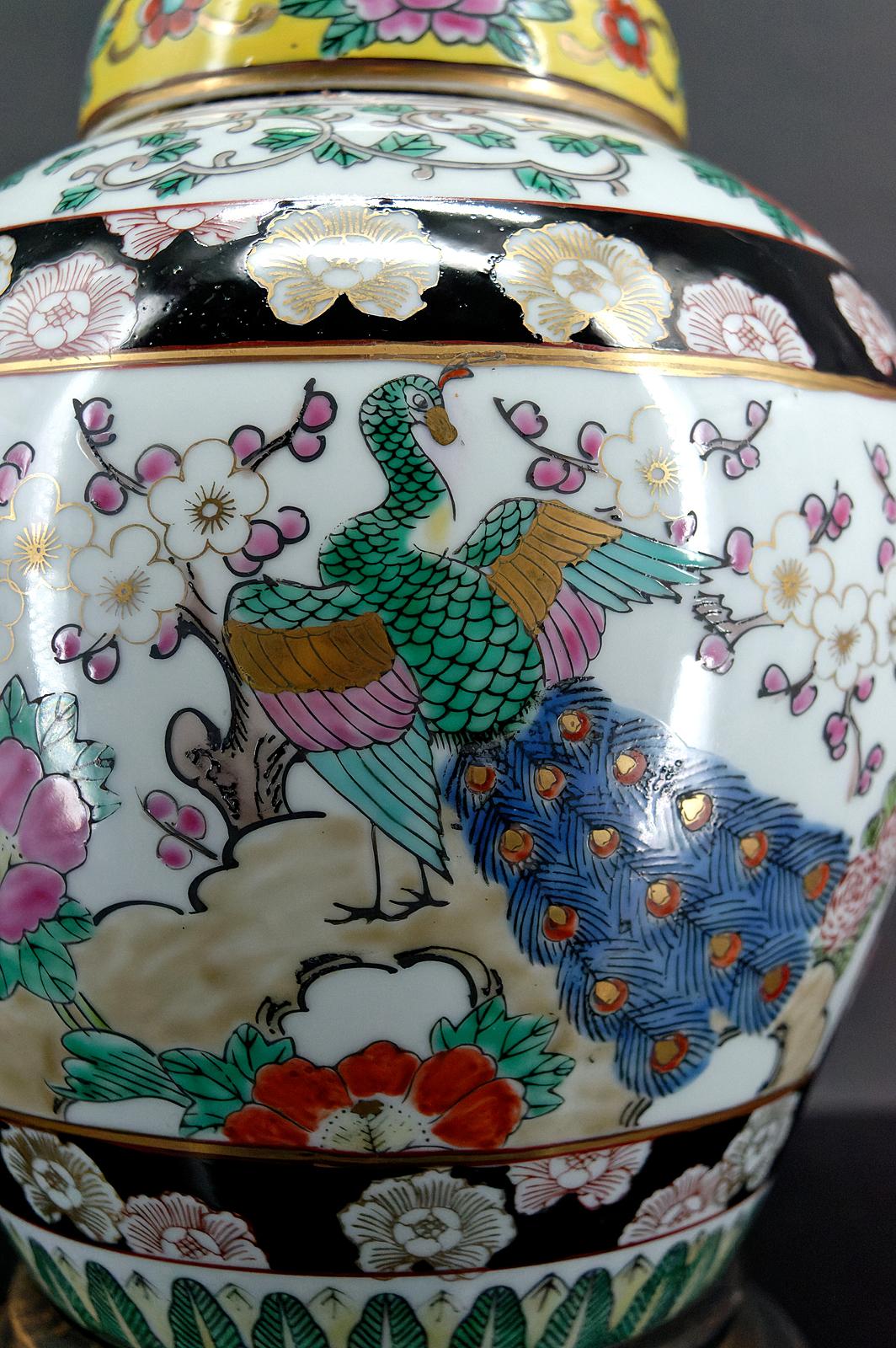 Peint Lampe en porcelaine chinoise décorée de fleurs et de paons, Chine, début du 20e siècle en vente