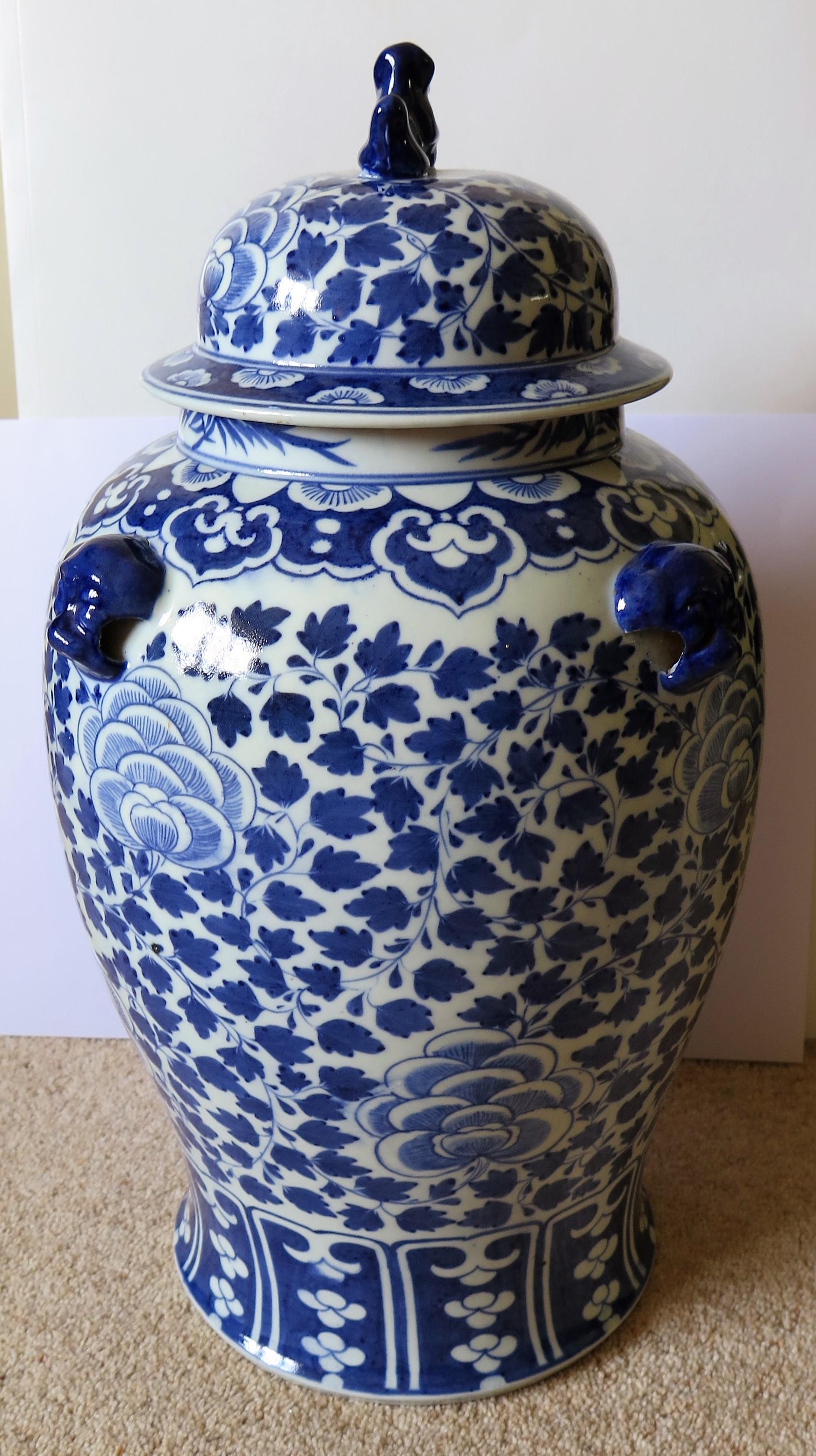 Chinese Porcelain Large Lidded Vase or Jar Blue and White , 19th Century Qing 9