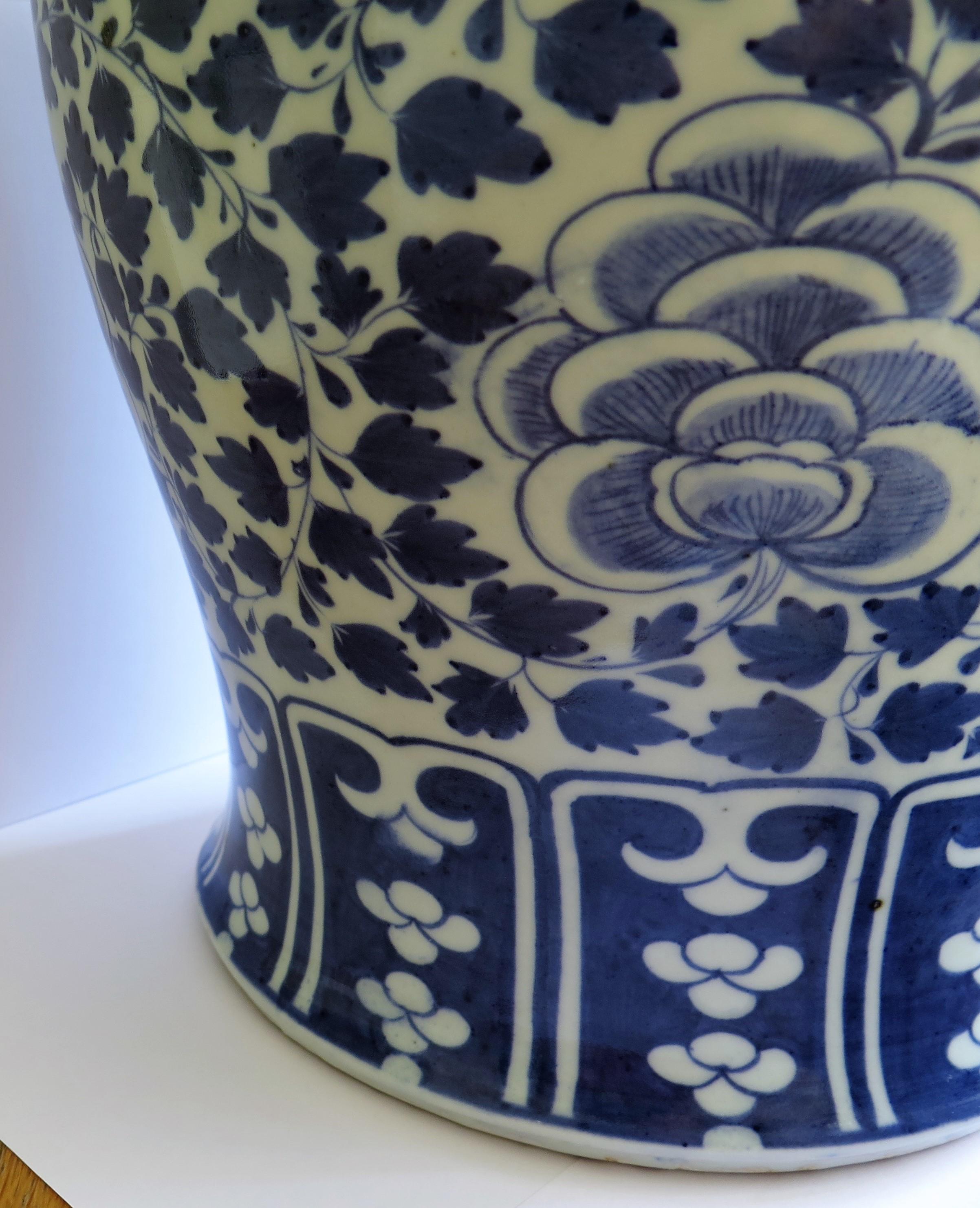 Chinese Porcelain Large Lidded Vase or Jar Blue and White , 19th Century Qing 11