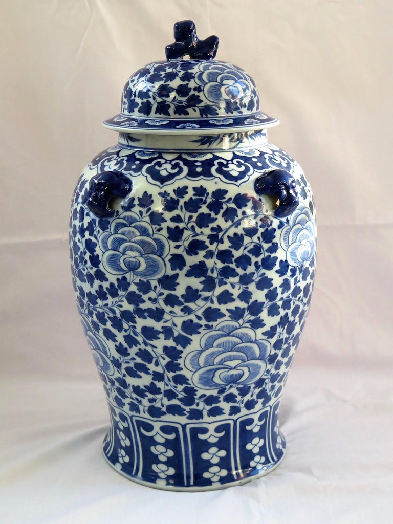 Chinese Porcelain Large Lidded Vase or Jar Blue and White , 19th