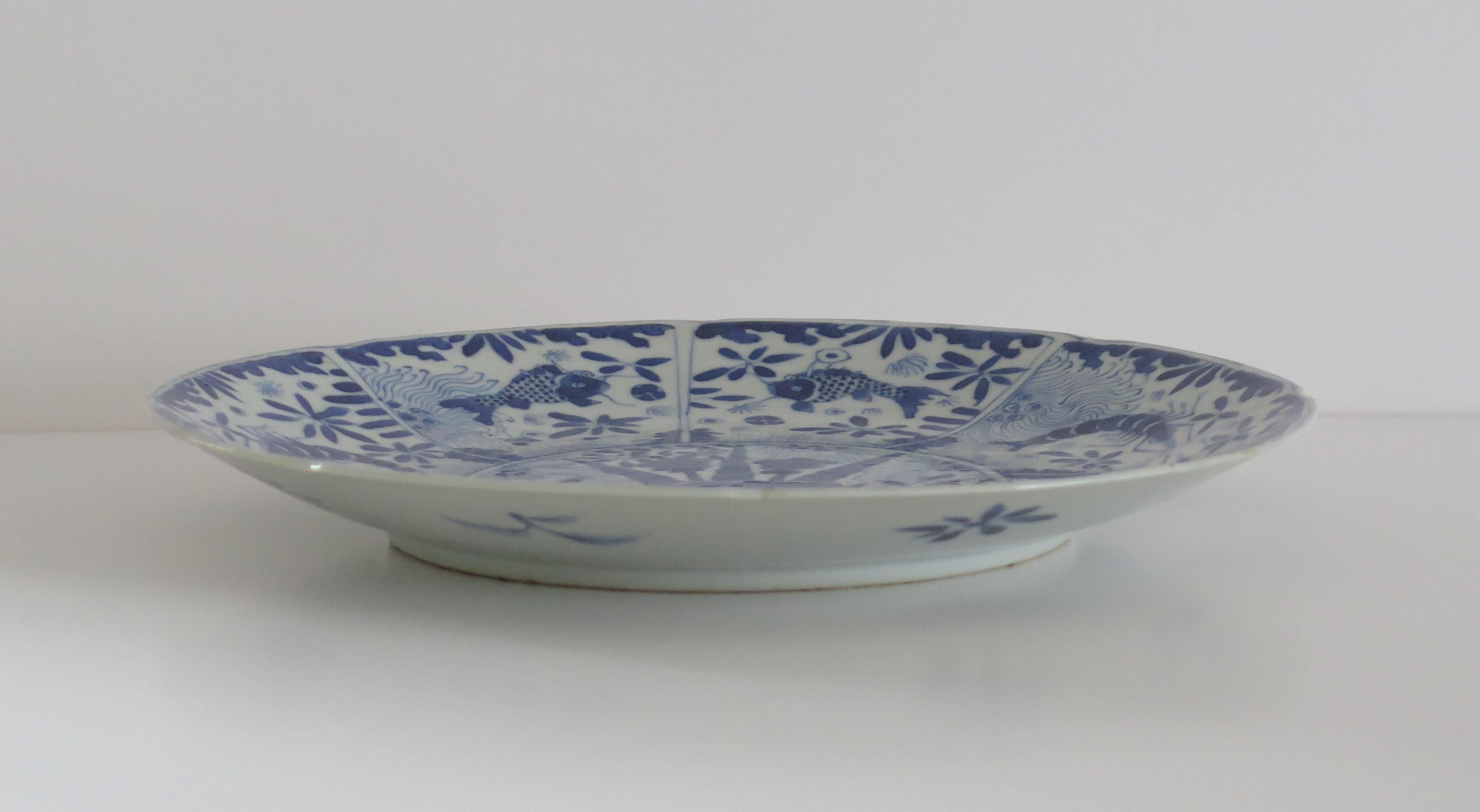 Großer Teller oder Schale aus chinesischem Porzellan mit blauem und weißem Fischmuster, frühes 19. Jahrhundert im Angebot 3