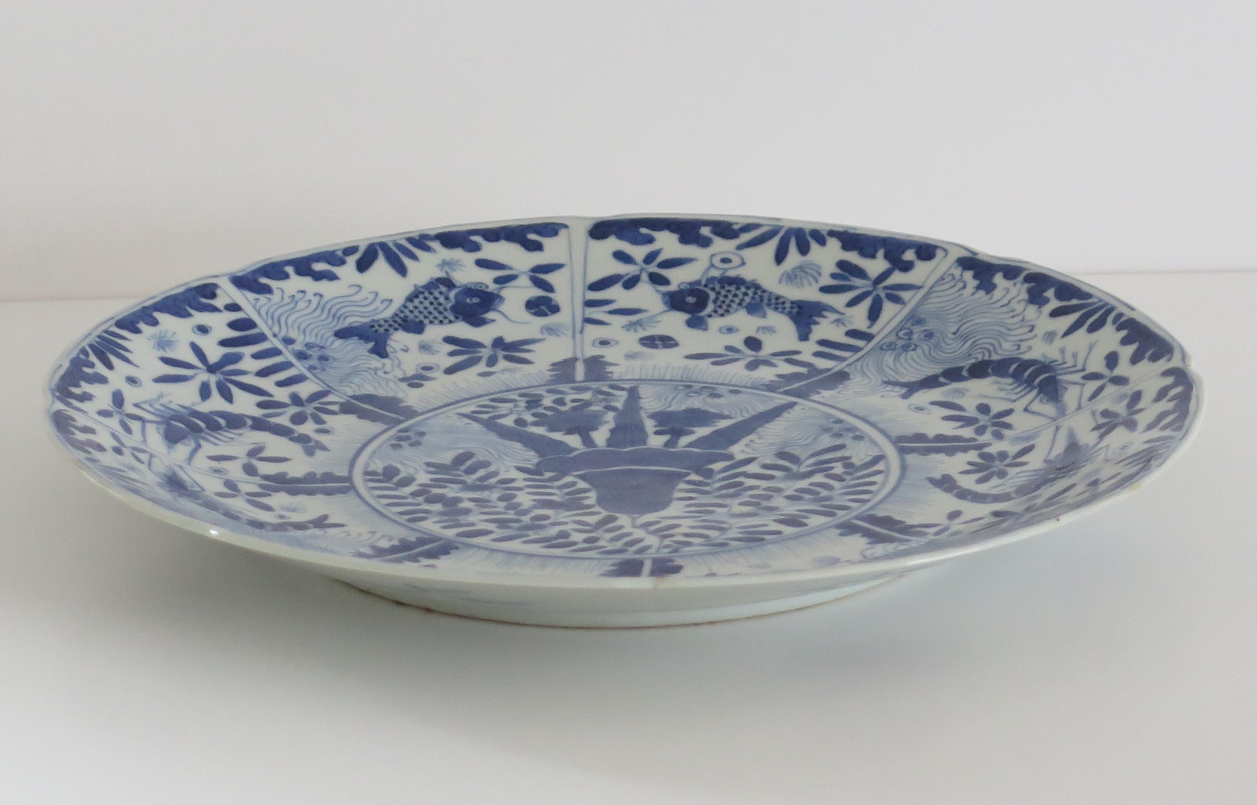 Großer Teller oder Schale aus chinesischem Porzellan mit blauem und weißem Fischmuster, frühes 19. Jahrhundert im Angebot 4