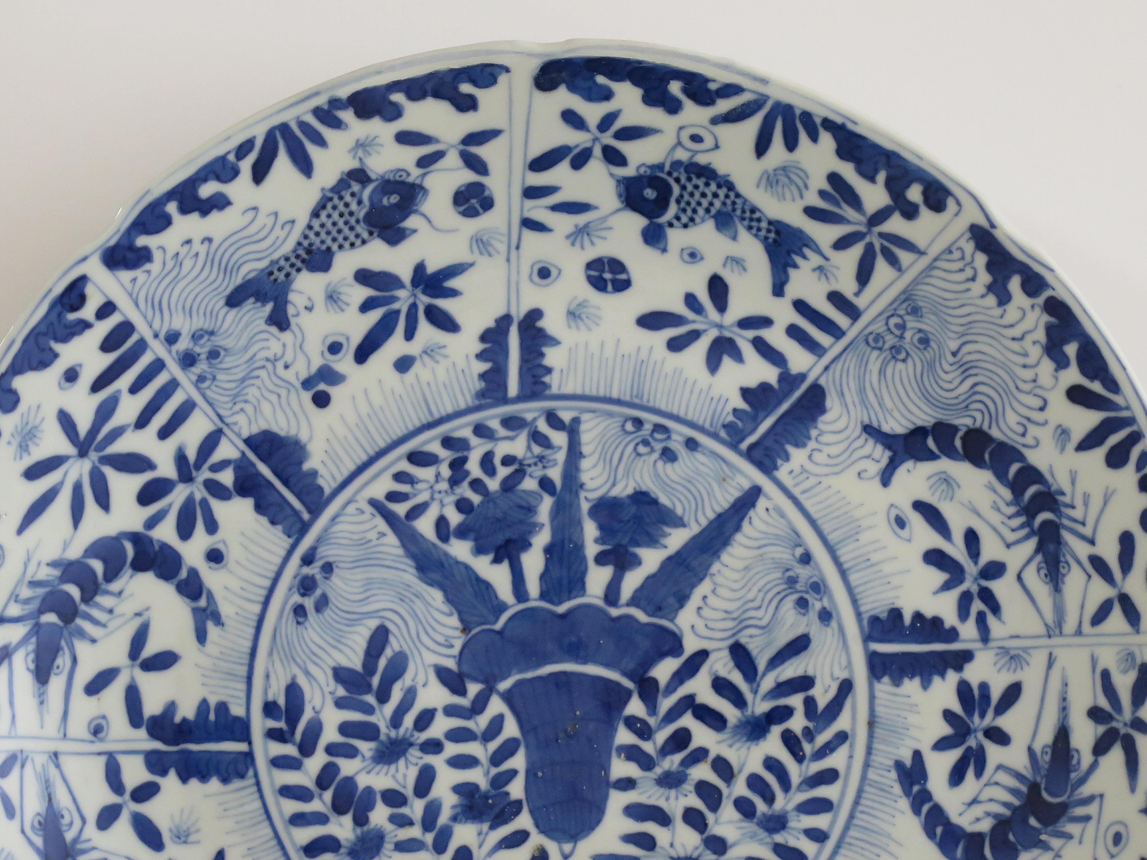 Großer Teller oder Schale aus chinesischem Porzellan mit blauem und weißem Fischmuster, frühes 19. Jahrhundert (Qing-Dynastie) im Angebot