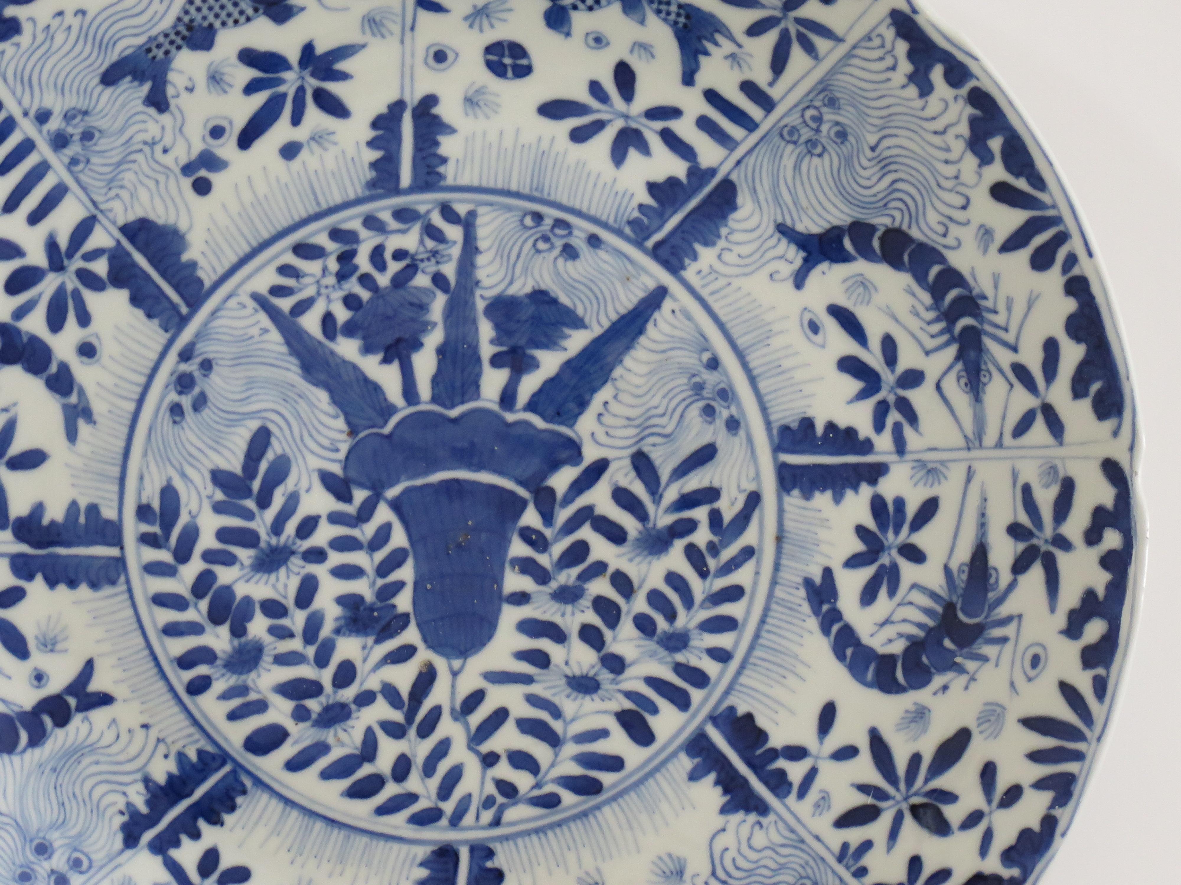 Großer Teller oder Schale aus chinesischem Porzellan mit blauem und weißem Fischmuster, frühes 19. Jahrhundert (Chinesisch) im Angebot