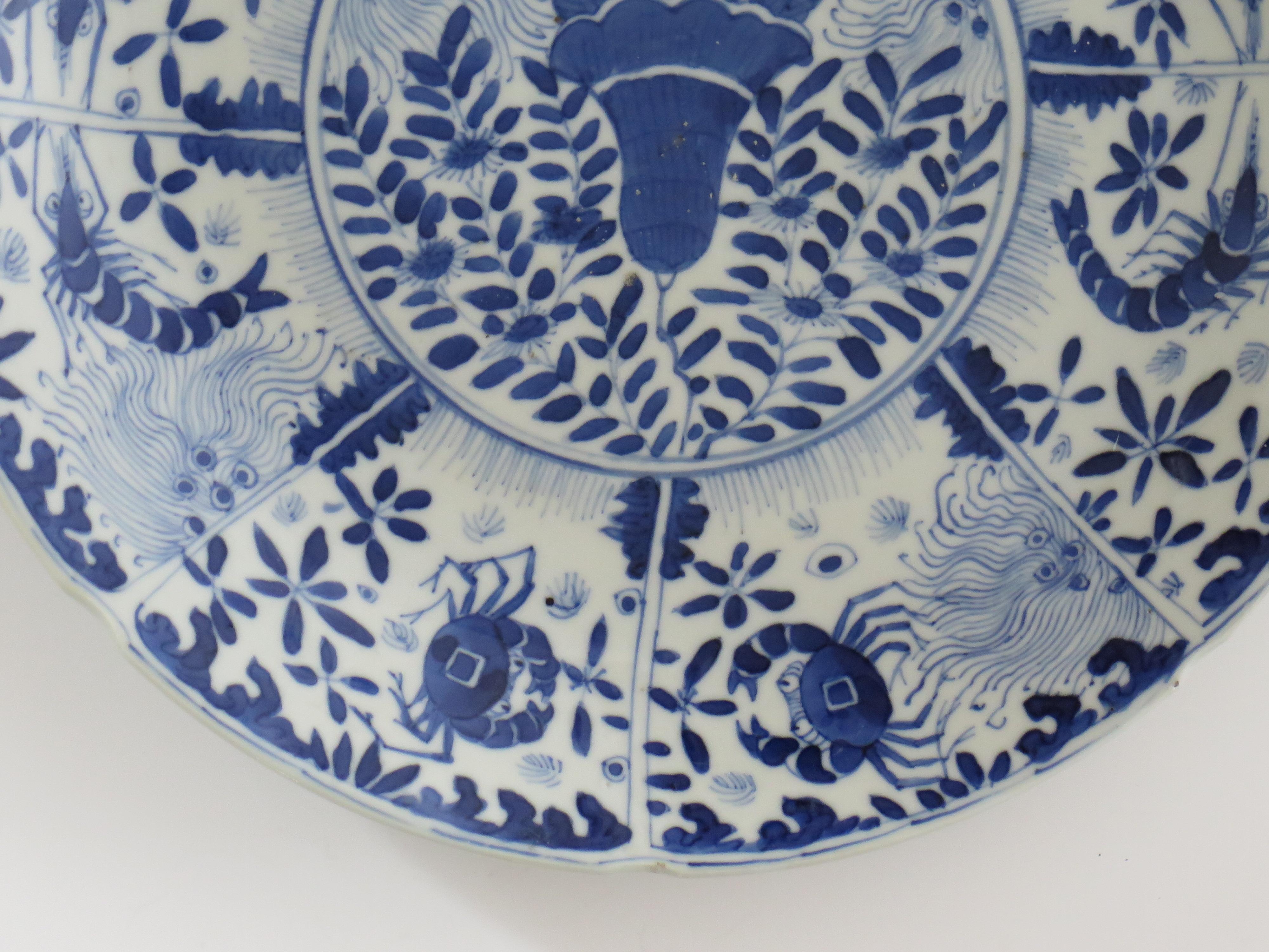 Großer Teller oder Schale aus chinesischem Porzellan mit blauem und weißem Fischmuster, frühes 19. Jahrhundert (Handbemalt) im Angebot