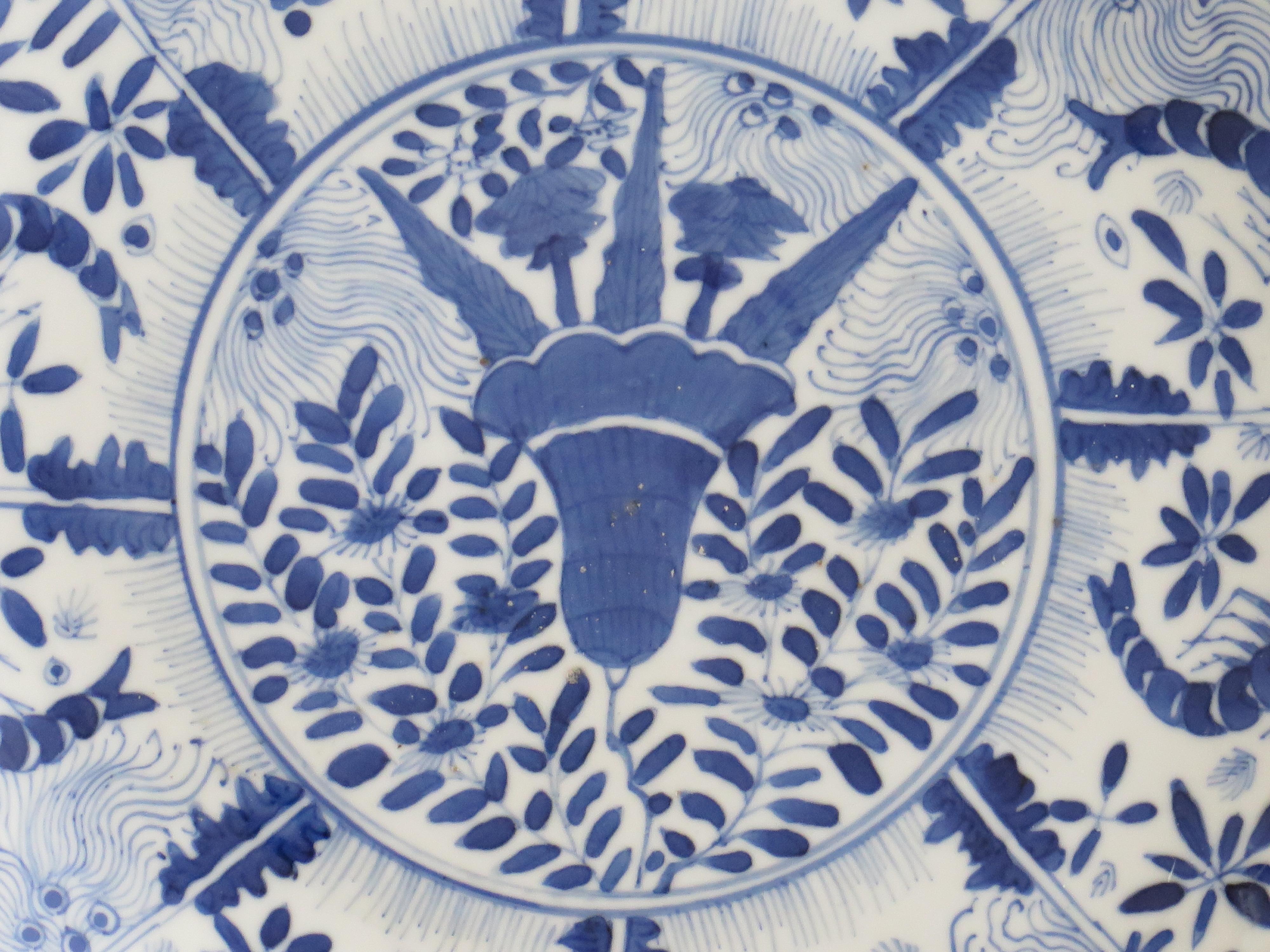 Großer Teller oder Schale aus chinesischem Porzellan mit blauem und weißem Fischmuster, frühes 19. Jahrhundert im Angebot 1