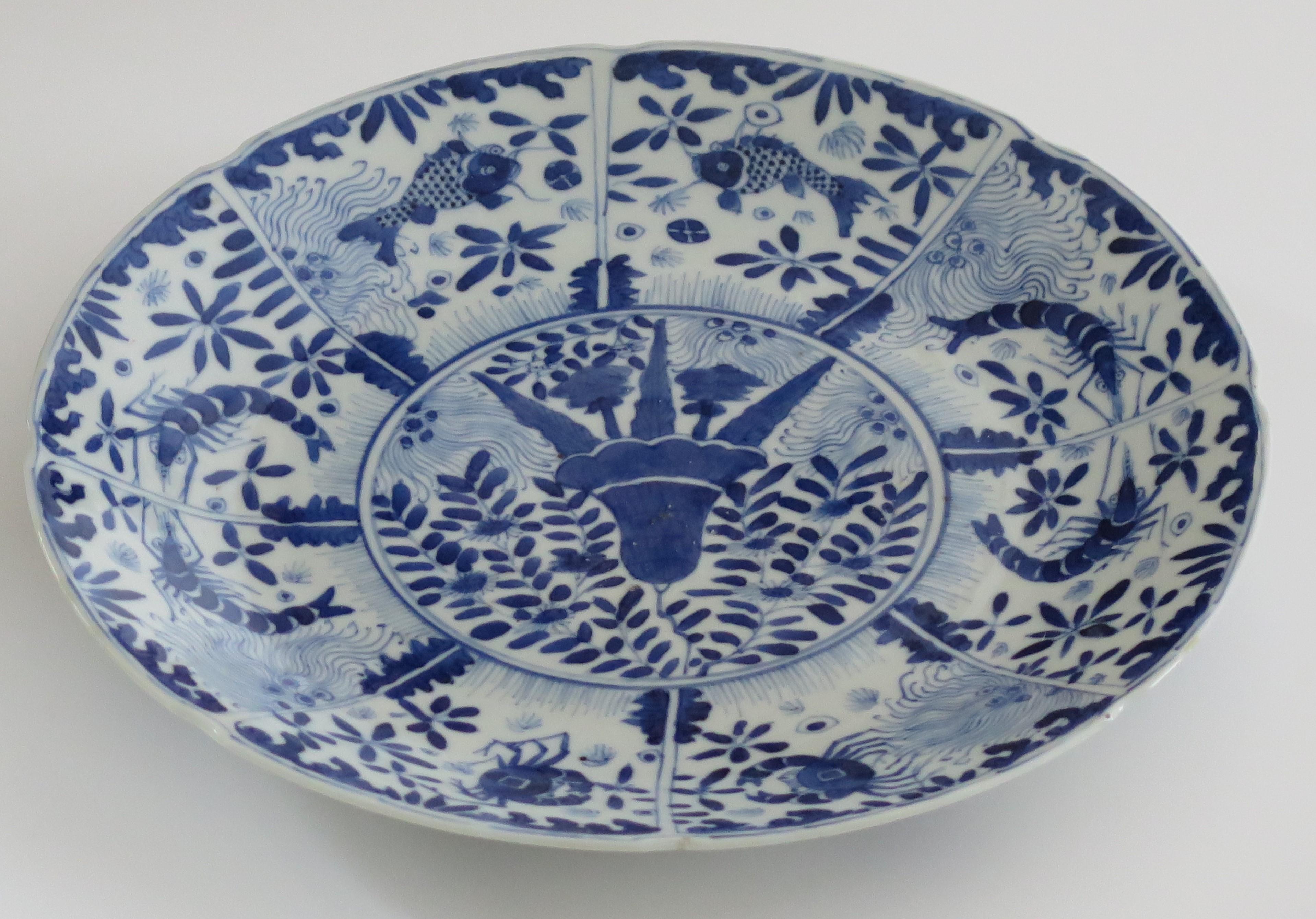 Großer Teller oder Schale aus chinesischem Porzellan mit blauem und weißem Fischmuster, frühes 19. Jahrhundert im Angebot 2