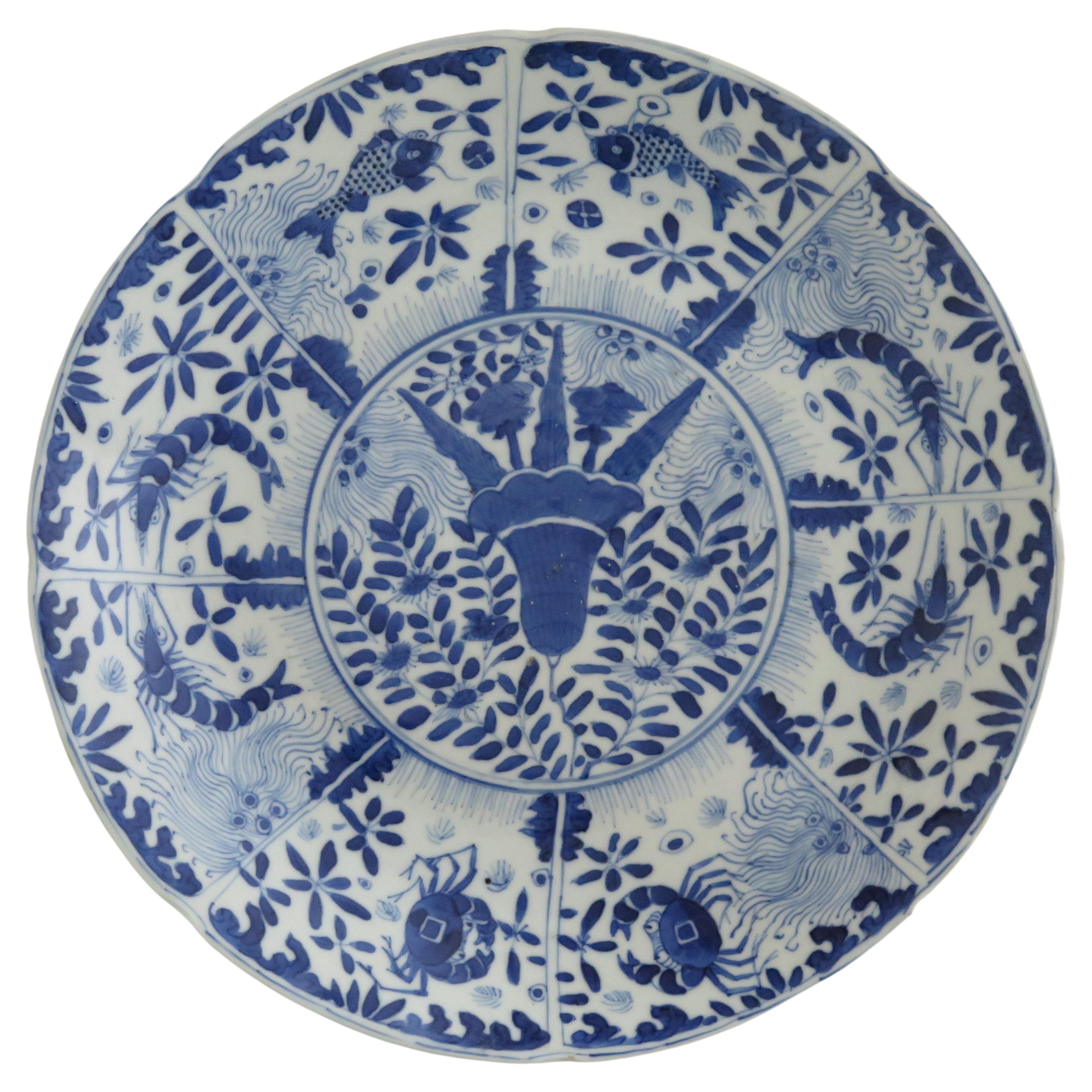 Großer Teller oder Schale aus chinesischem Porzellan mit blauem und weißem Fischmuster, frühes 19. Jahrhundert