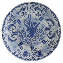 Grande assiette ou plat en porcelaine chinoise à motif de poisson bleu et blanc, début du 19e siècle
