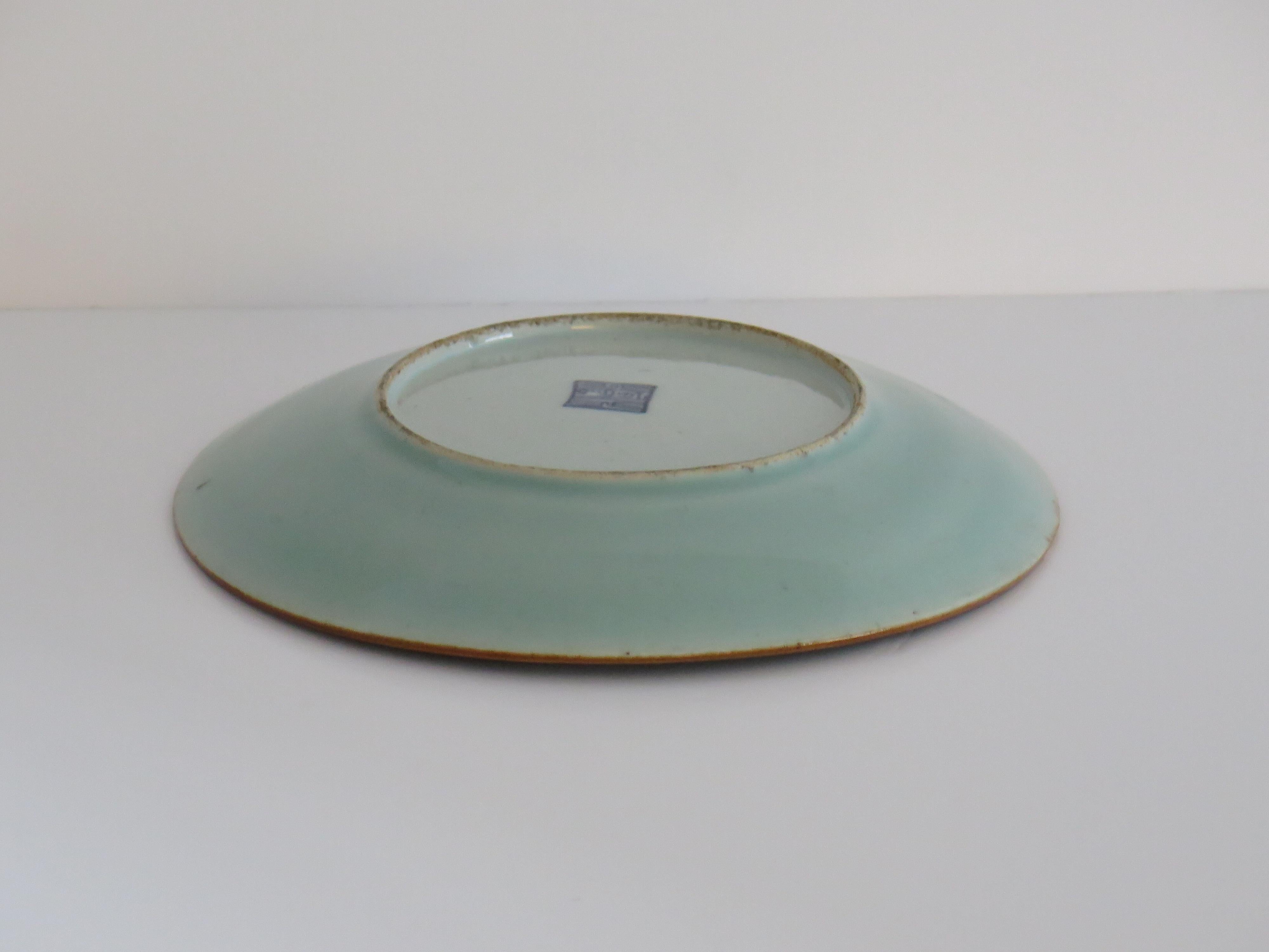 Plato o fuente grande de porcelana china Celadon Famille Rose pintado a mano, ca 1820 en venta 6
