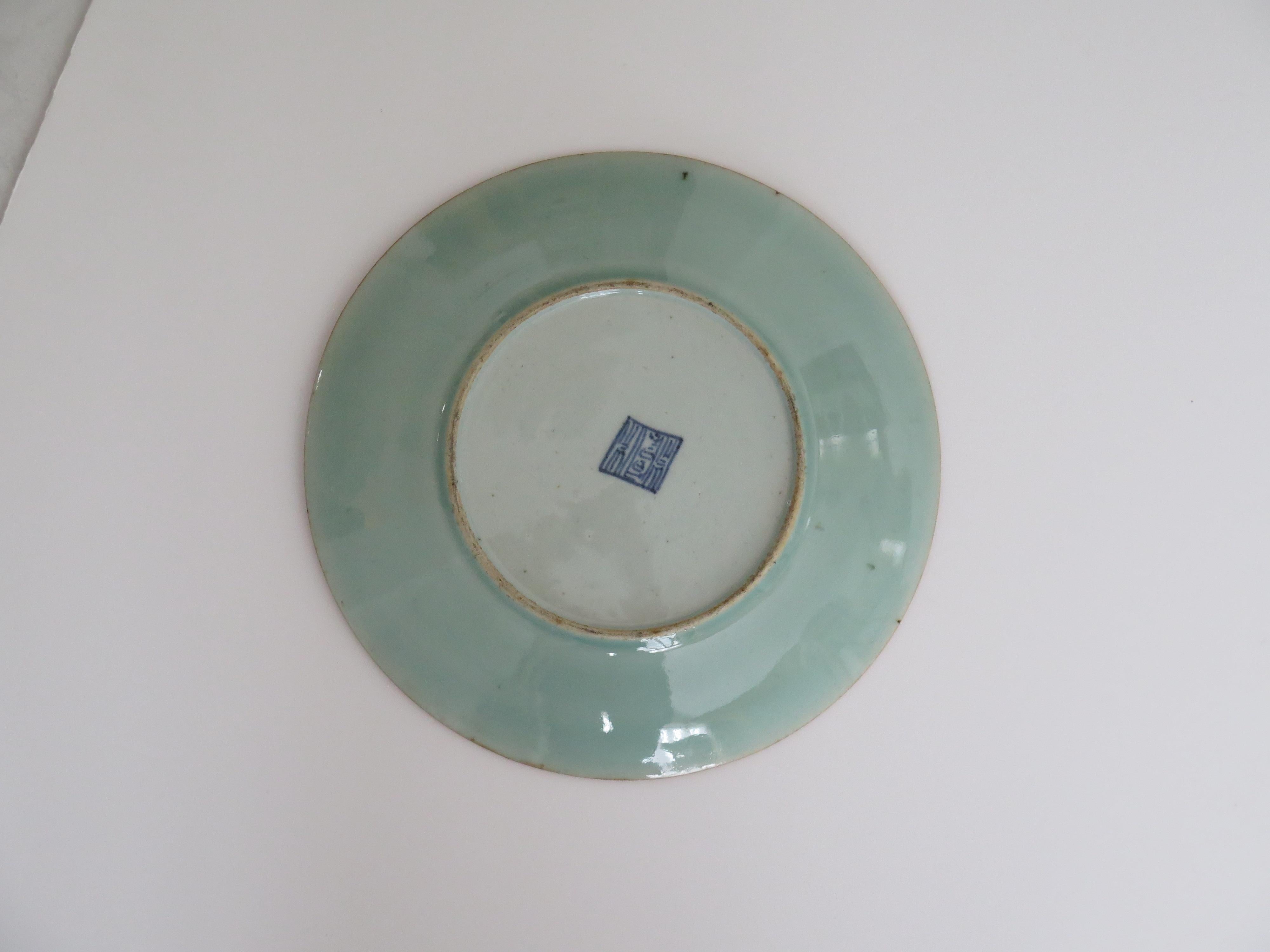 Plato o fuente grande de porcelana china Celadon Famille Rose pintado a mano, ca 1820 en venta 7