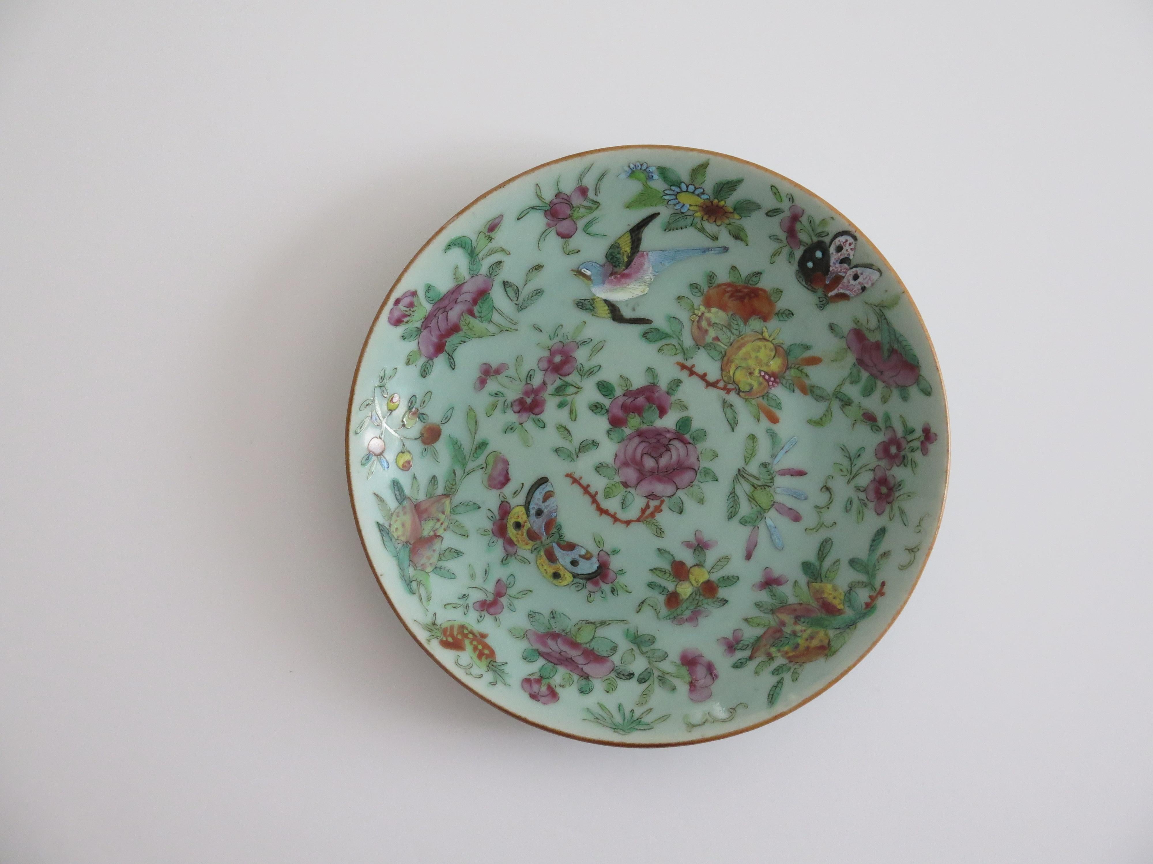 Plato o fuente grande de porcelana china Celadon Famille Rose pintado a mano, ca 1820 Pintado a mano en venta
