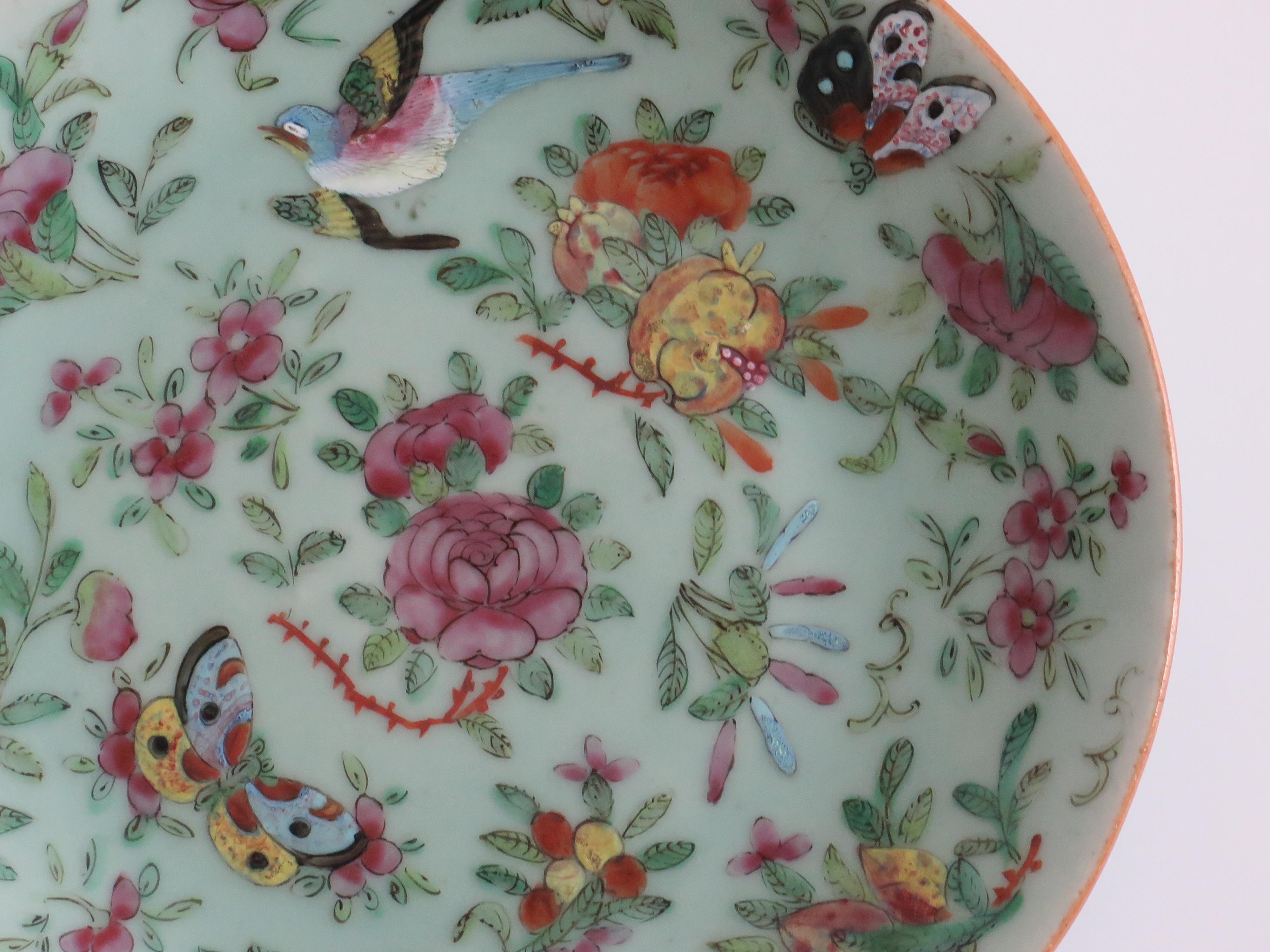 Plato o fuente grande de porcelana china Celadon Famille Rose pintado a mano, ca 1820 siglo XIX en venta