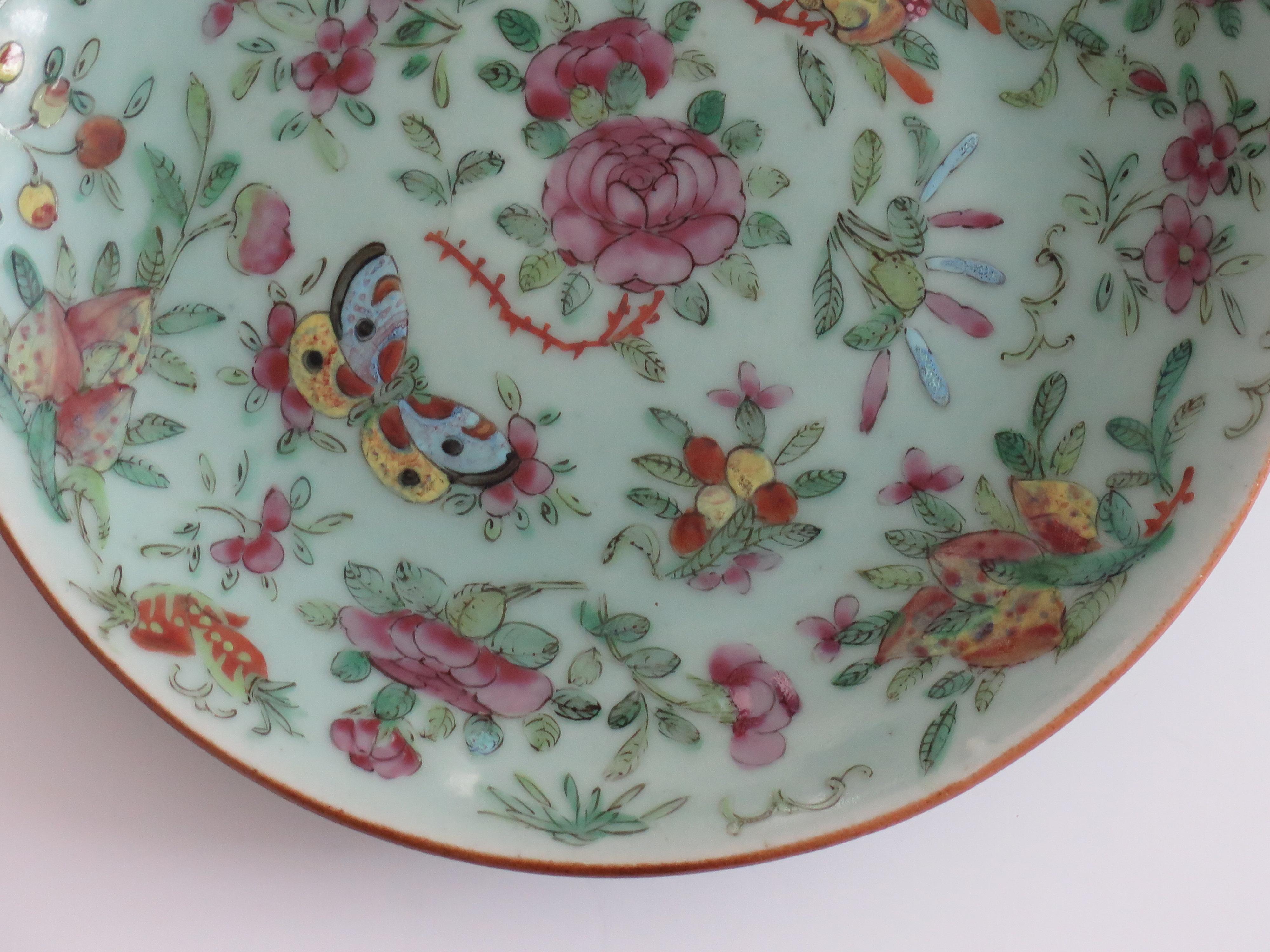 Plato o fuente grande de porcelana china Celadon Famille Rose pintado a mano, ca 1820 Porcelana en venta