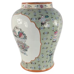 Urne à cartouche en porcelaine chinoise verte et blanche Light & Greene & Greene
