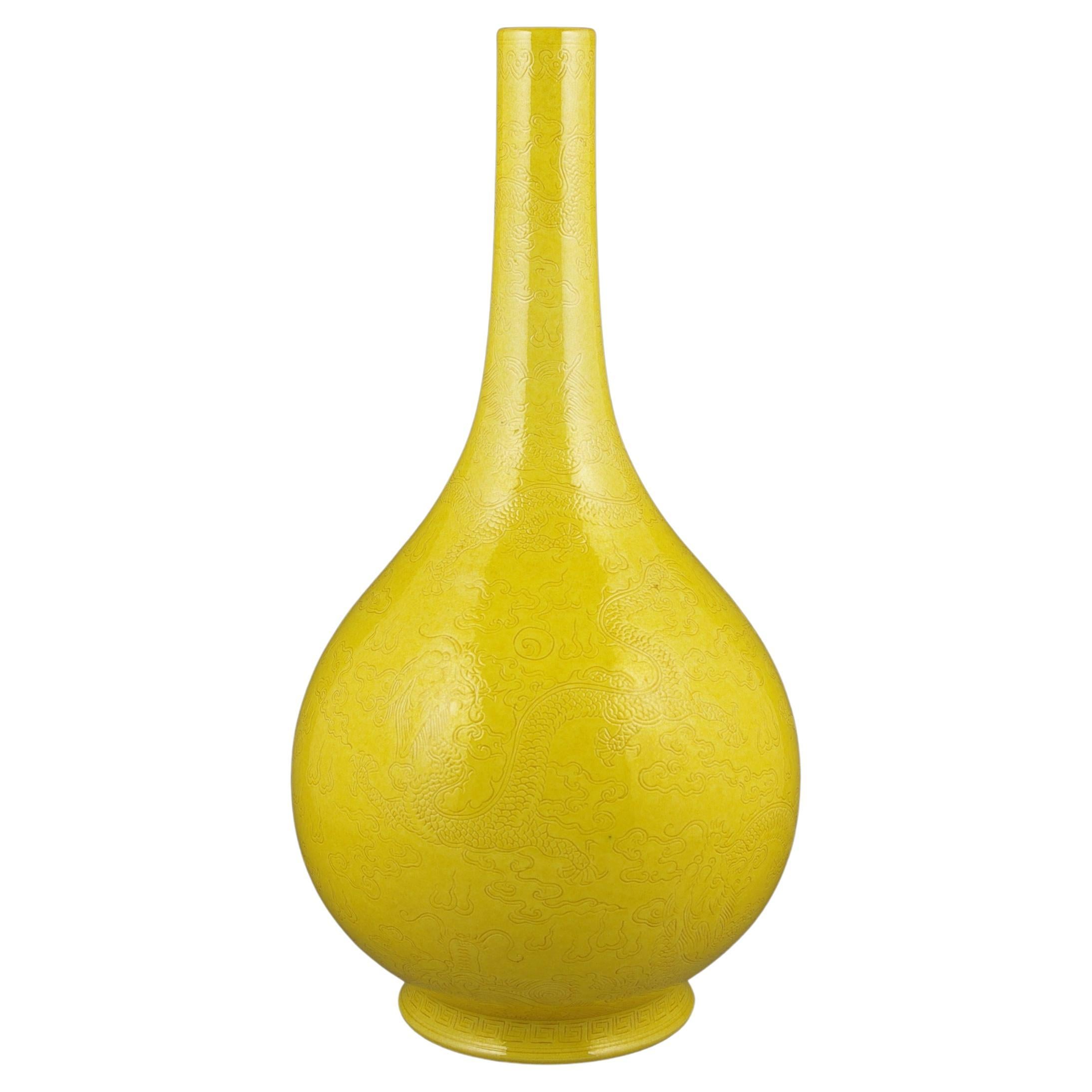 Grand vase famille jaune en porcelaine de Chine 9 dragons insérés à 5 griffes 20 carats
