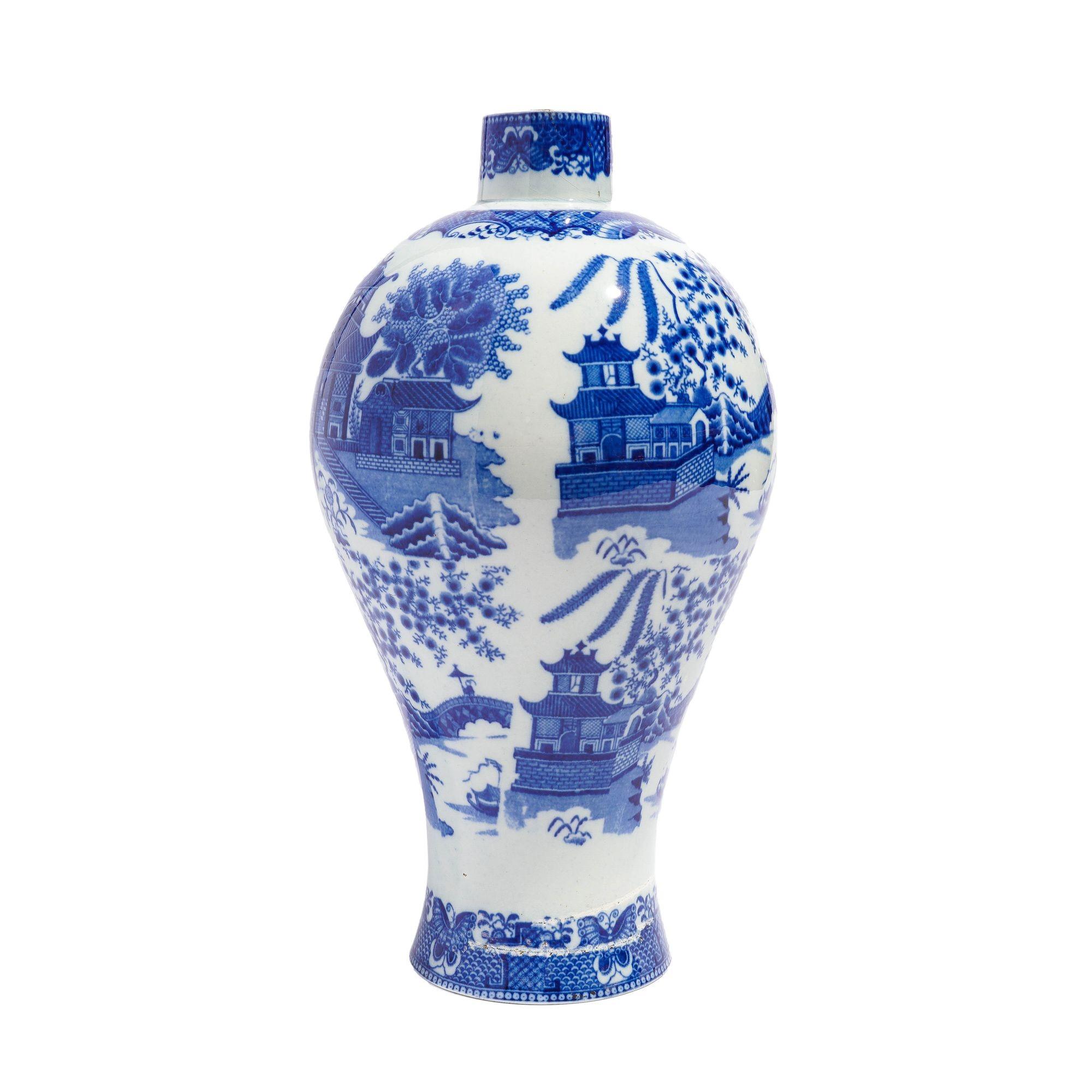 Jarrón de porcelana china en forma de mai-ping, con borde erguido sobre un hombro bulboso que se estrecha hasta un pie acampanado. La decoración general es una delineación en azul cobalto finamente ejecutada del diseño tradicional de la 