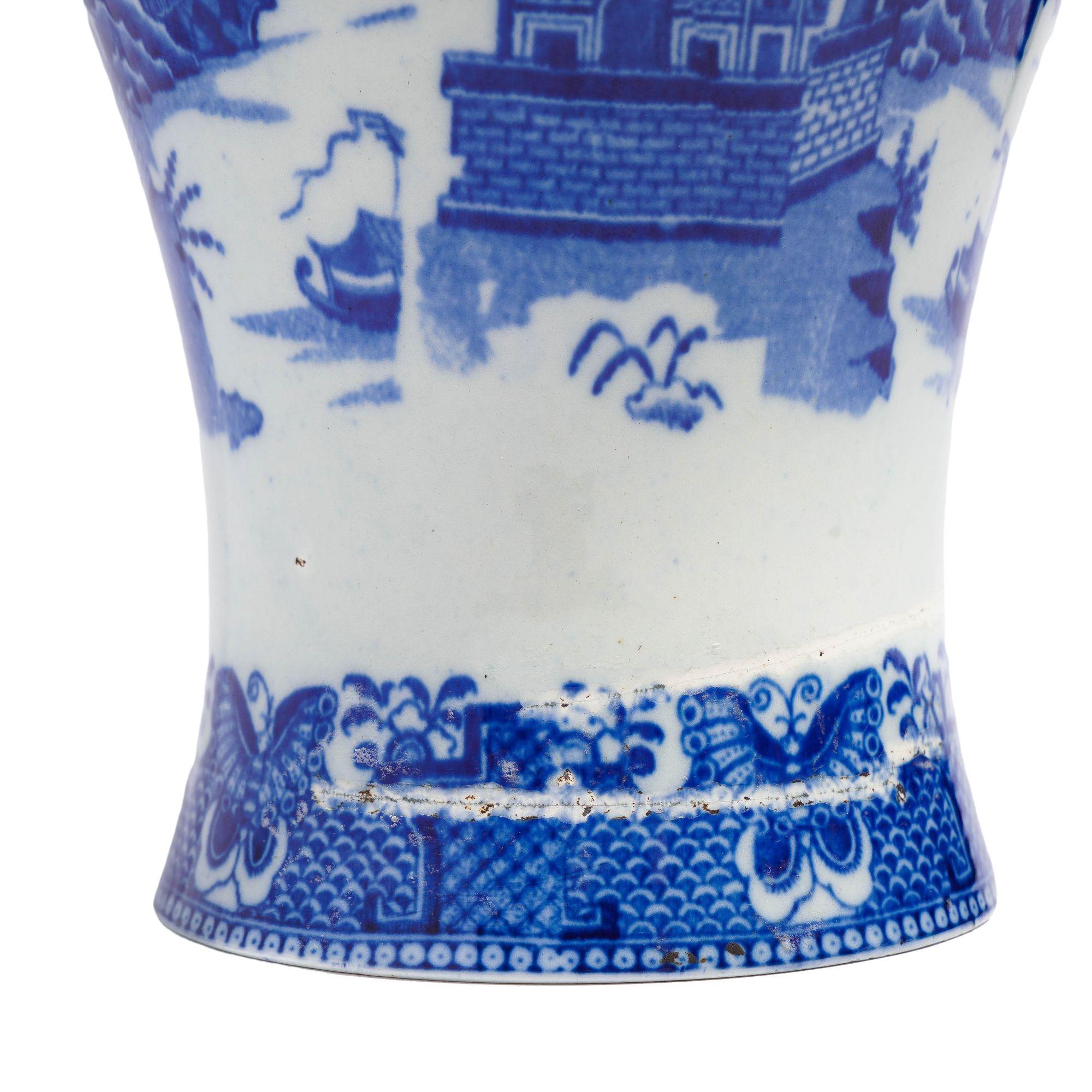 Jarrón de porcelana china con forma Mai Ping, c. 1775-1800 en Bastante bueno estado para la venta en Kenilworth, IL