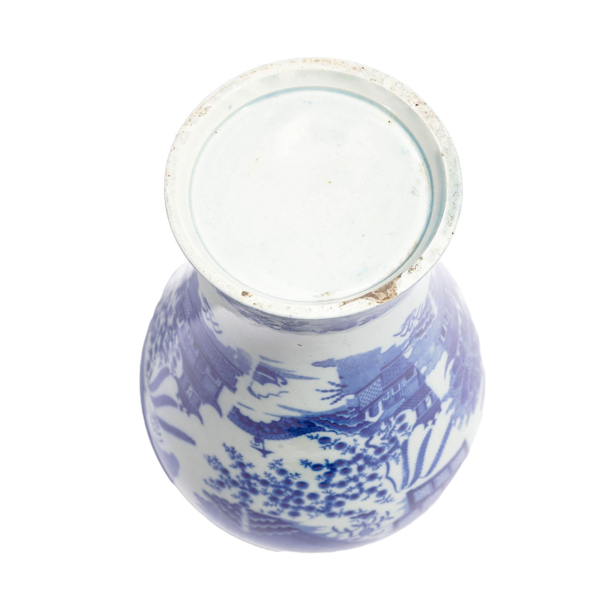 Jarrón de porcelana china con forma Mai Ping, c. 1775-1800 Porcelana en venta