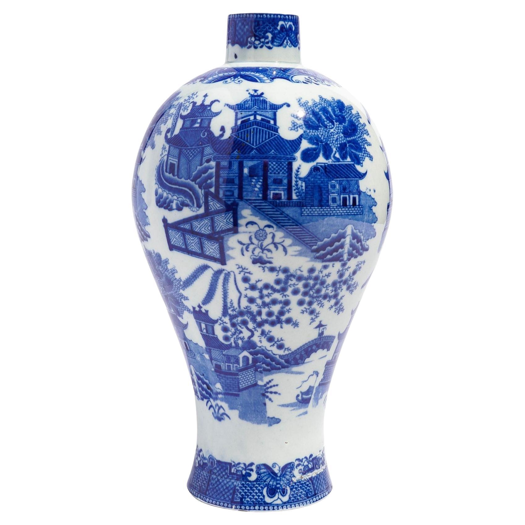 Jarrón de porcelana china con forma Mai Ping, c. 1775-1800 en venta