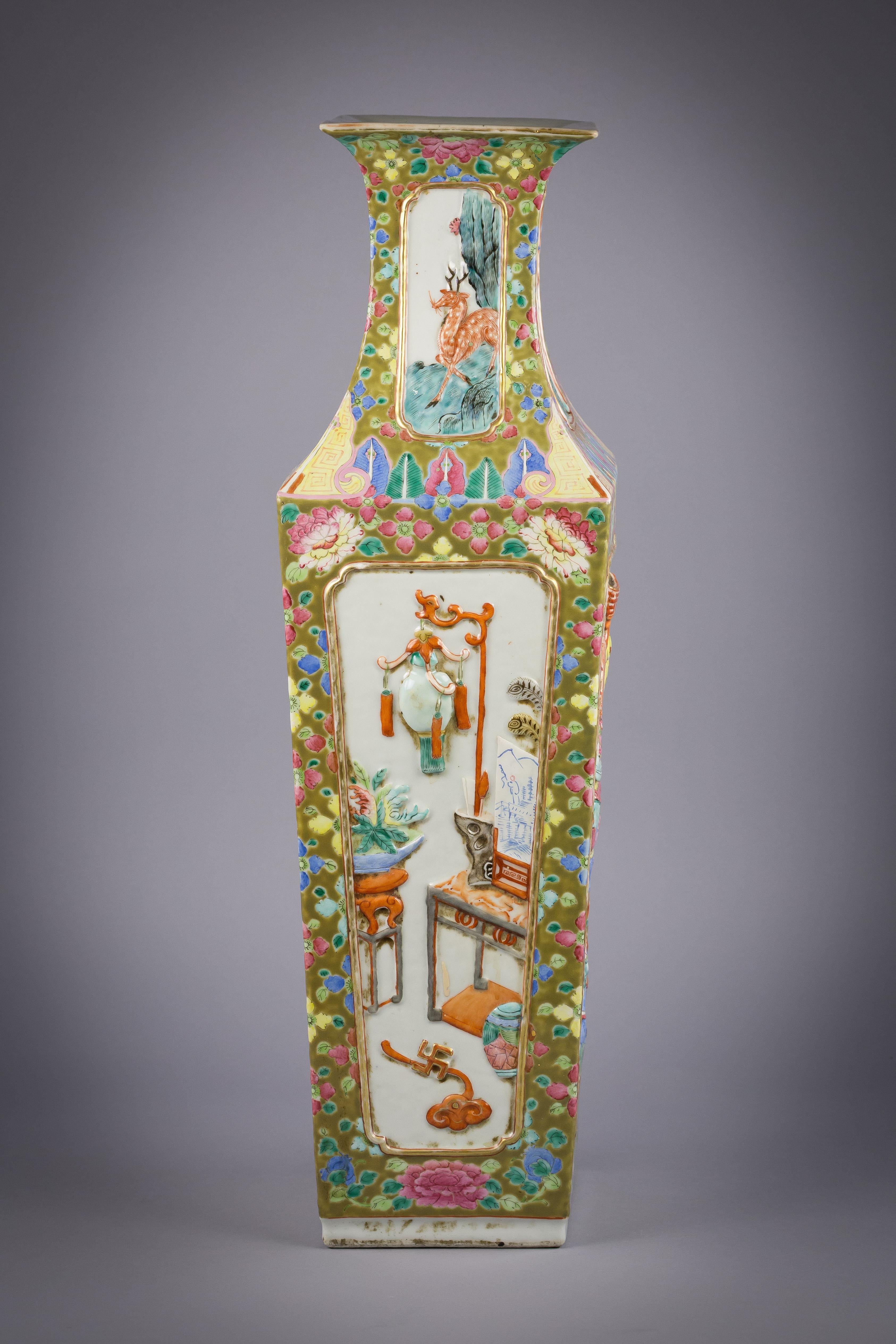 Chinese Porcelain Mandarin Pallet Vase, circa 1860 In Good Condition For Sale In New York, NY