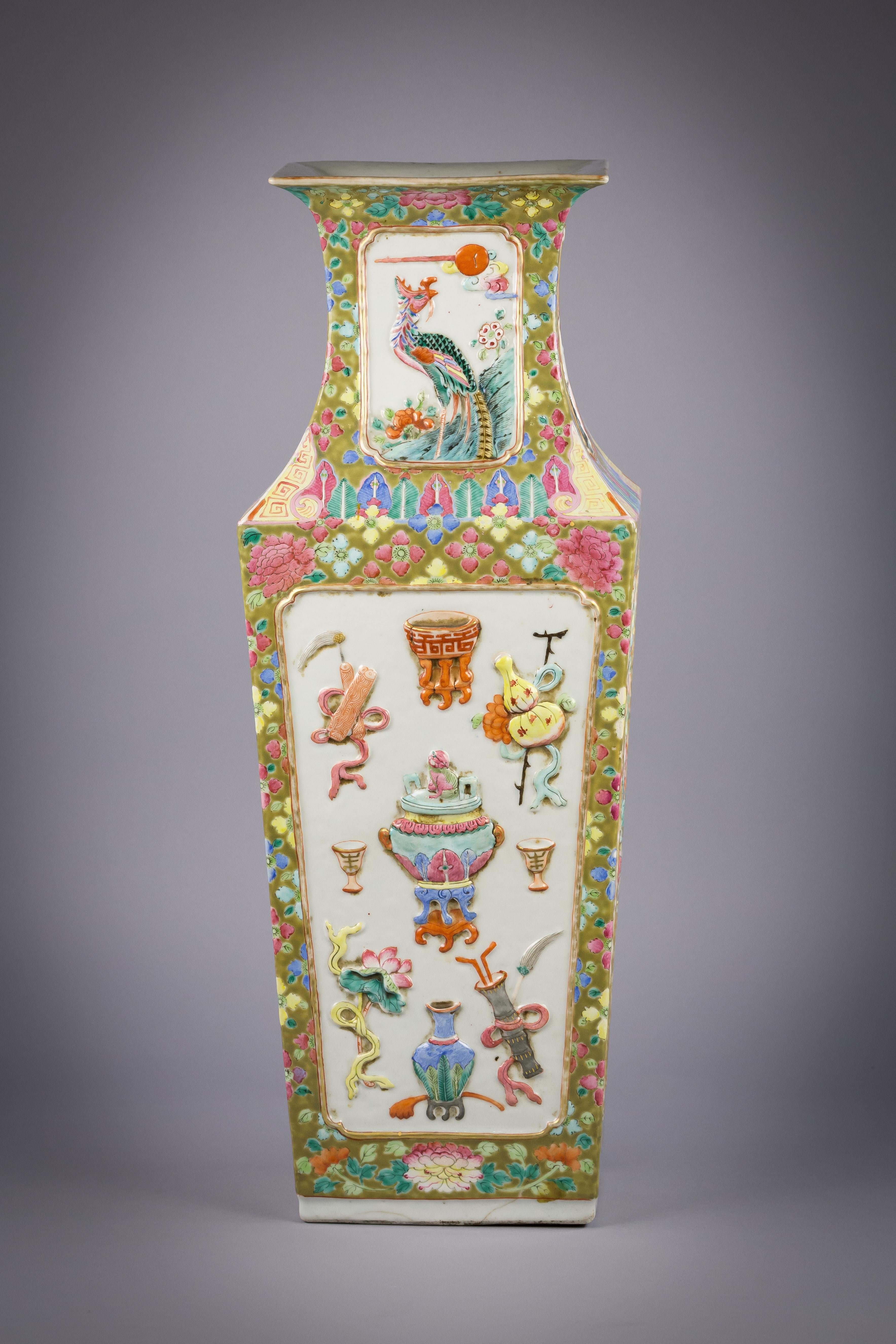 Mid-19th Century Chinese Porcelain Mandarin Pallet Vase, circa 1860 For Sale