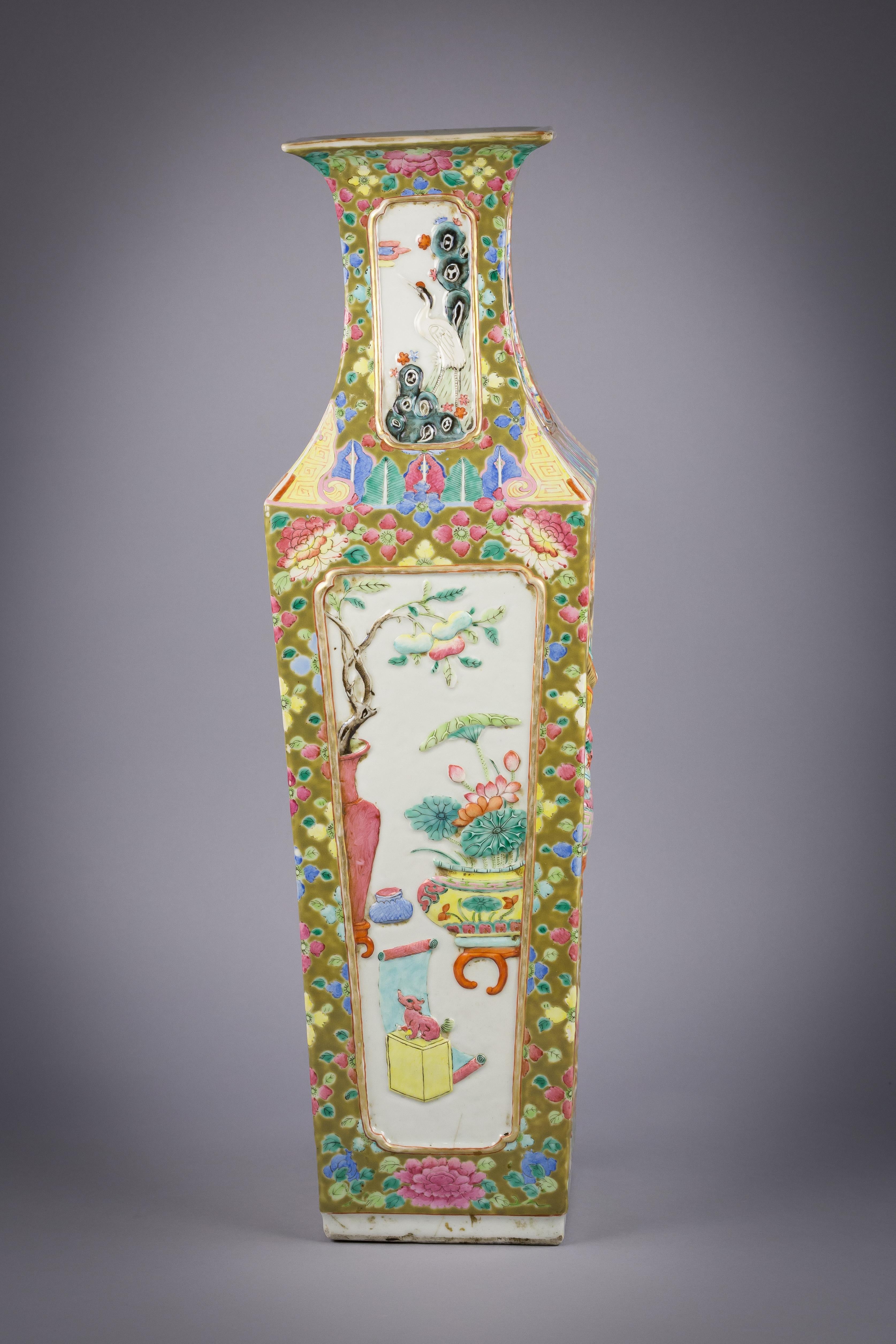 Chinese Porcelain Mandarin Pallet Vase, circa 1860 For Sale 1