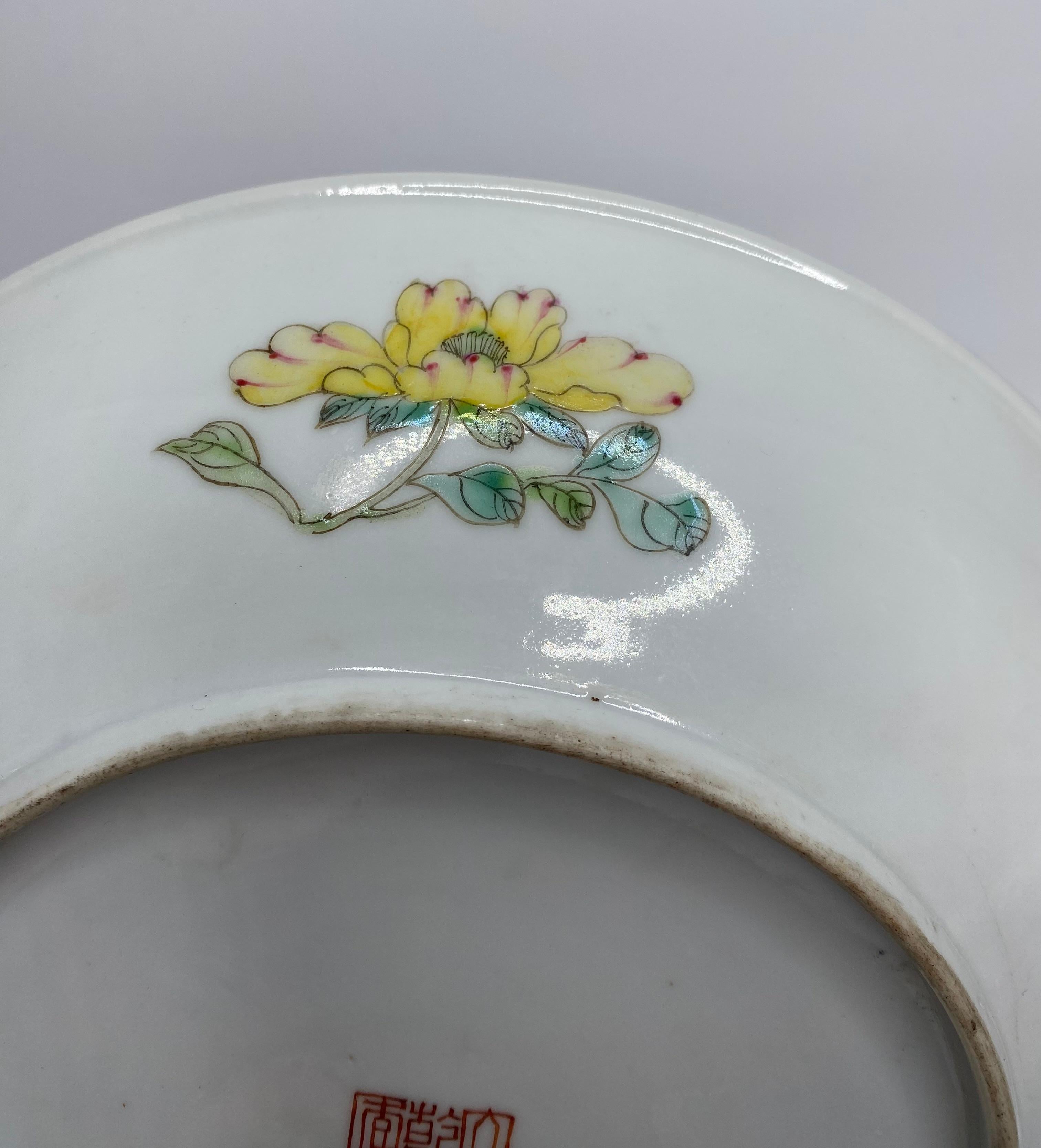 Chinese porcelain ‘Millefleur’ saucer dish, Republic Period. 2