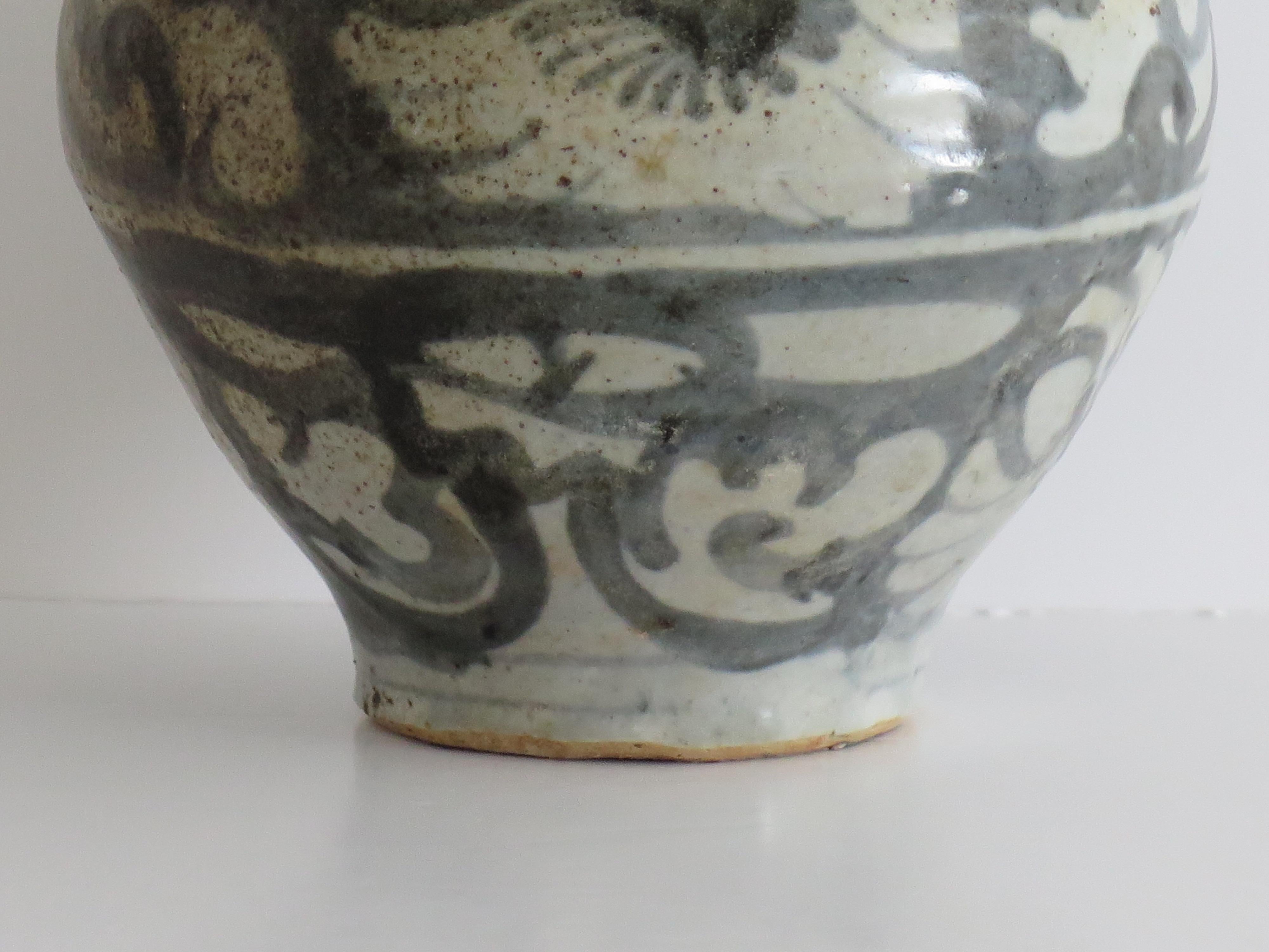 Chinese Porcelain Ming Provincial Jar or Vase Blue & White, Jiajing 16th Century For Sale 4