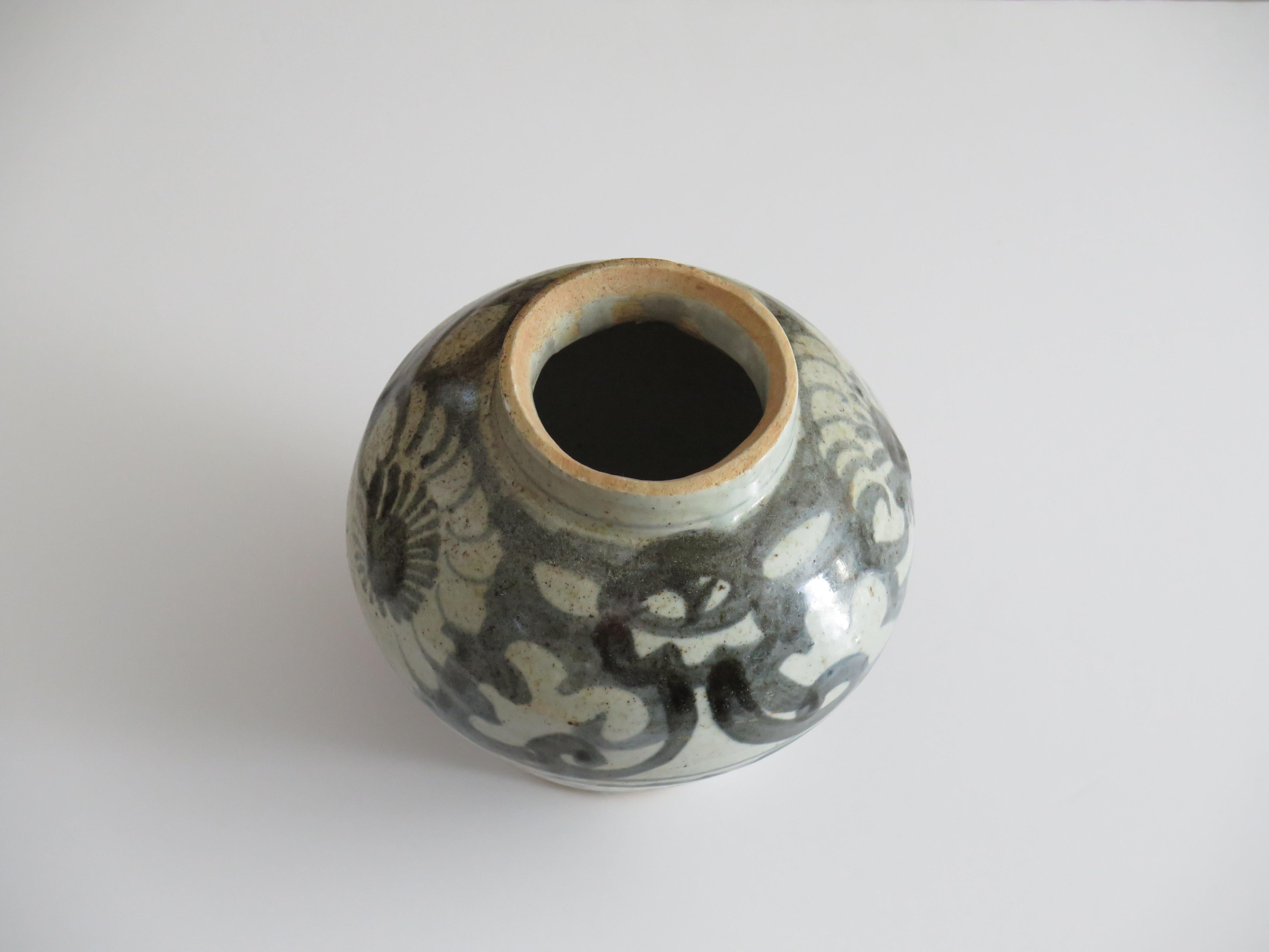 Chinese Porcelain Ming Provincial Jar or Vase Blue & White, Jiajing 16th Century For Sale 6