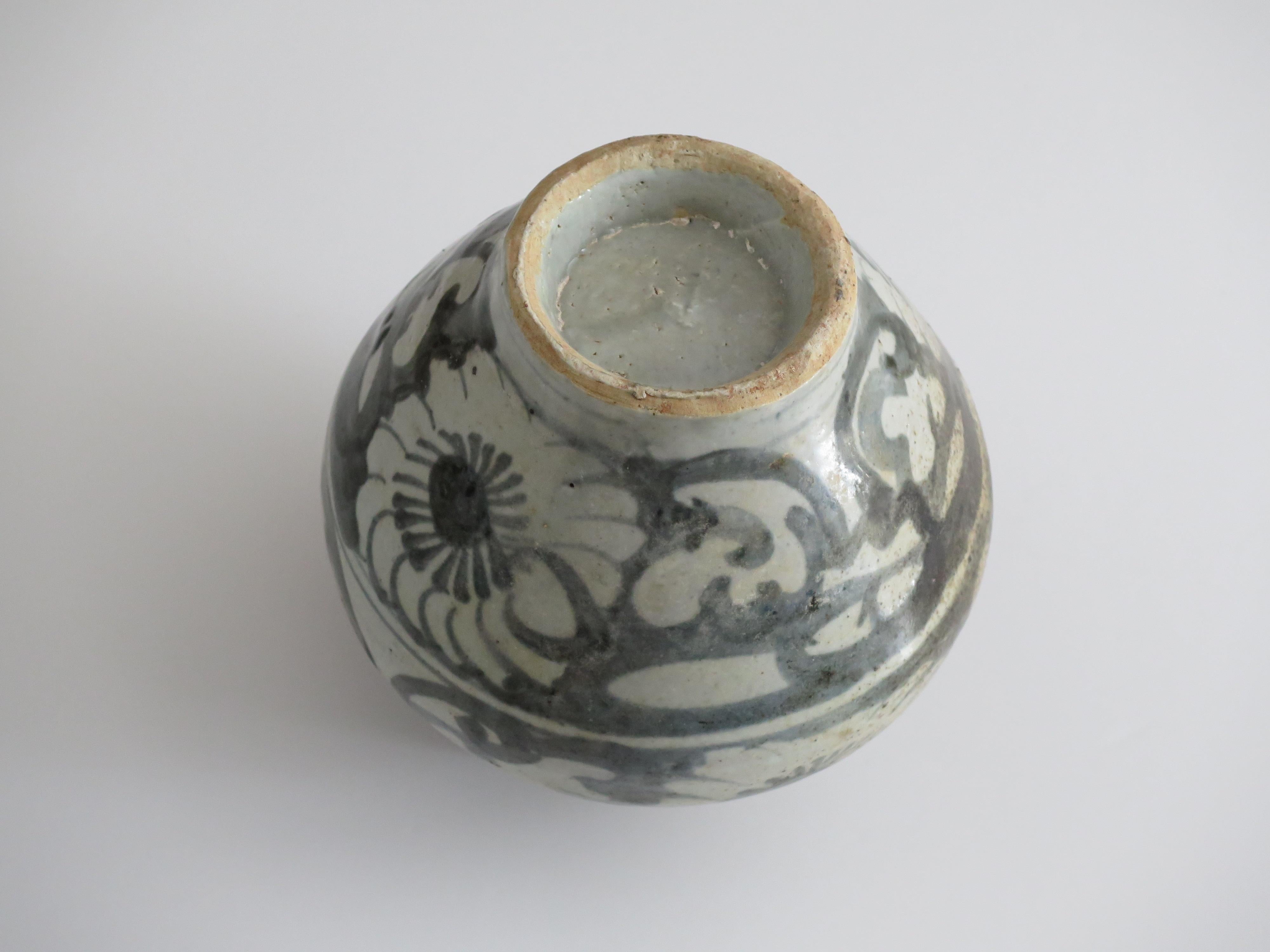 Chinese Porcelain Ming Provincial Jar or Vase Blue & White, Jiajing 16th Century For Sale 9