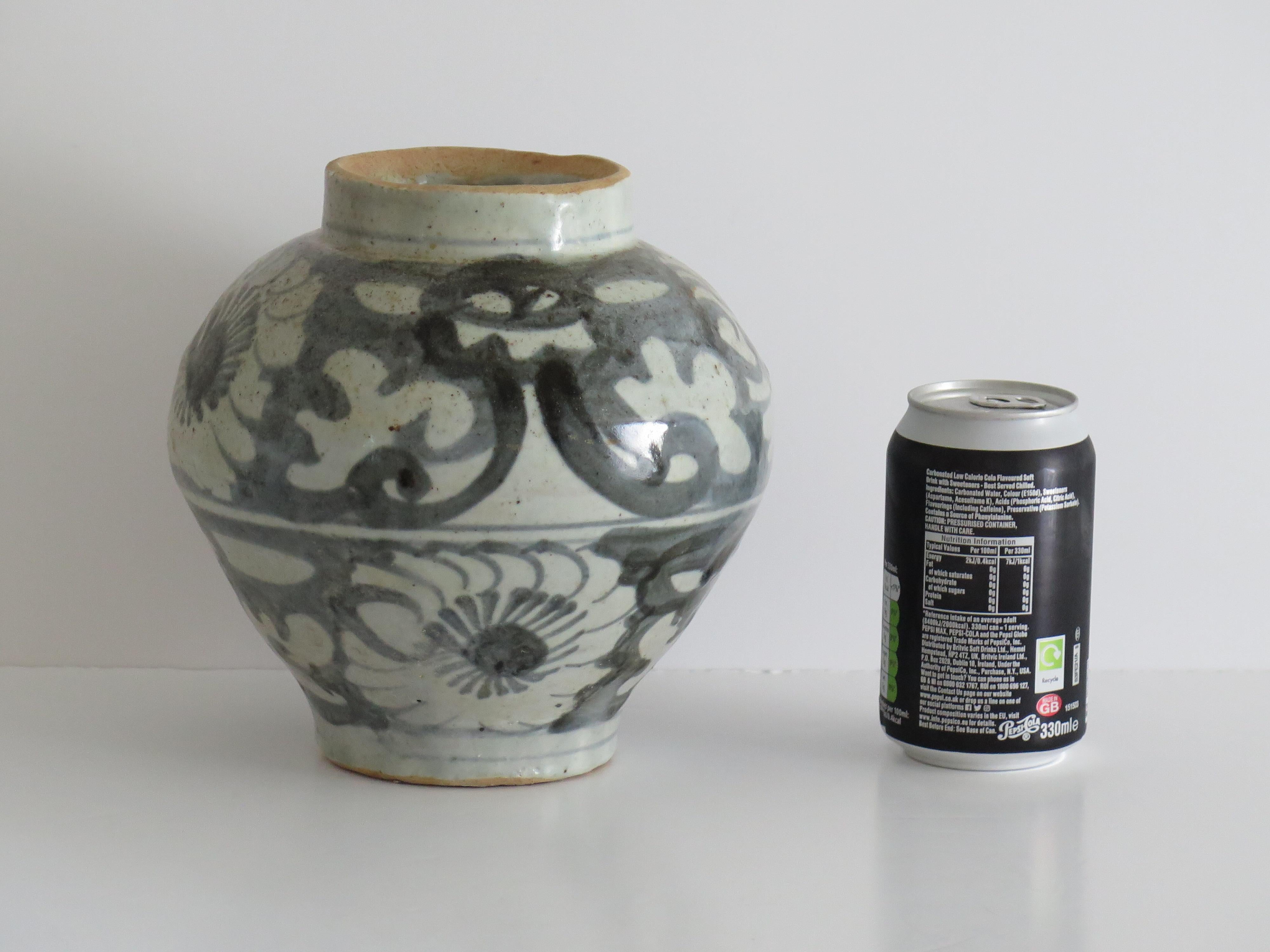 Chinese Porcelain Ming Provincial Jar or Vase Blue & White, Jiajing 16th Century For Sale 12