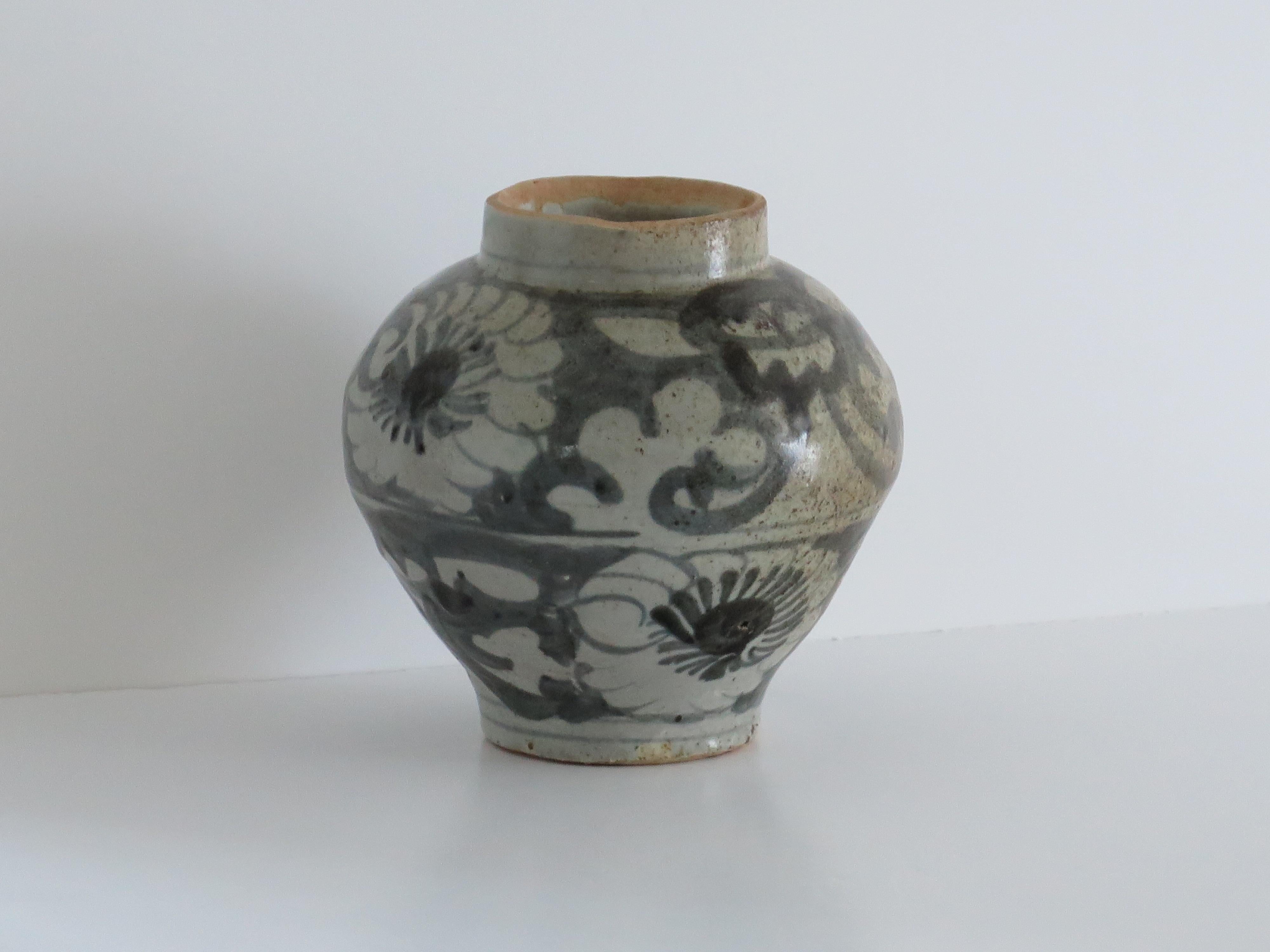 Hand-Crafted Chinese Porcelain Ming Provincial Jar or Vase Blue & White, Jiajing 16th Century For Sale