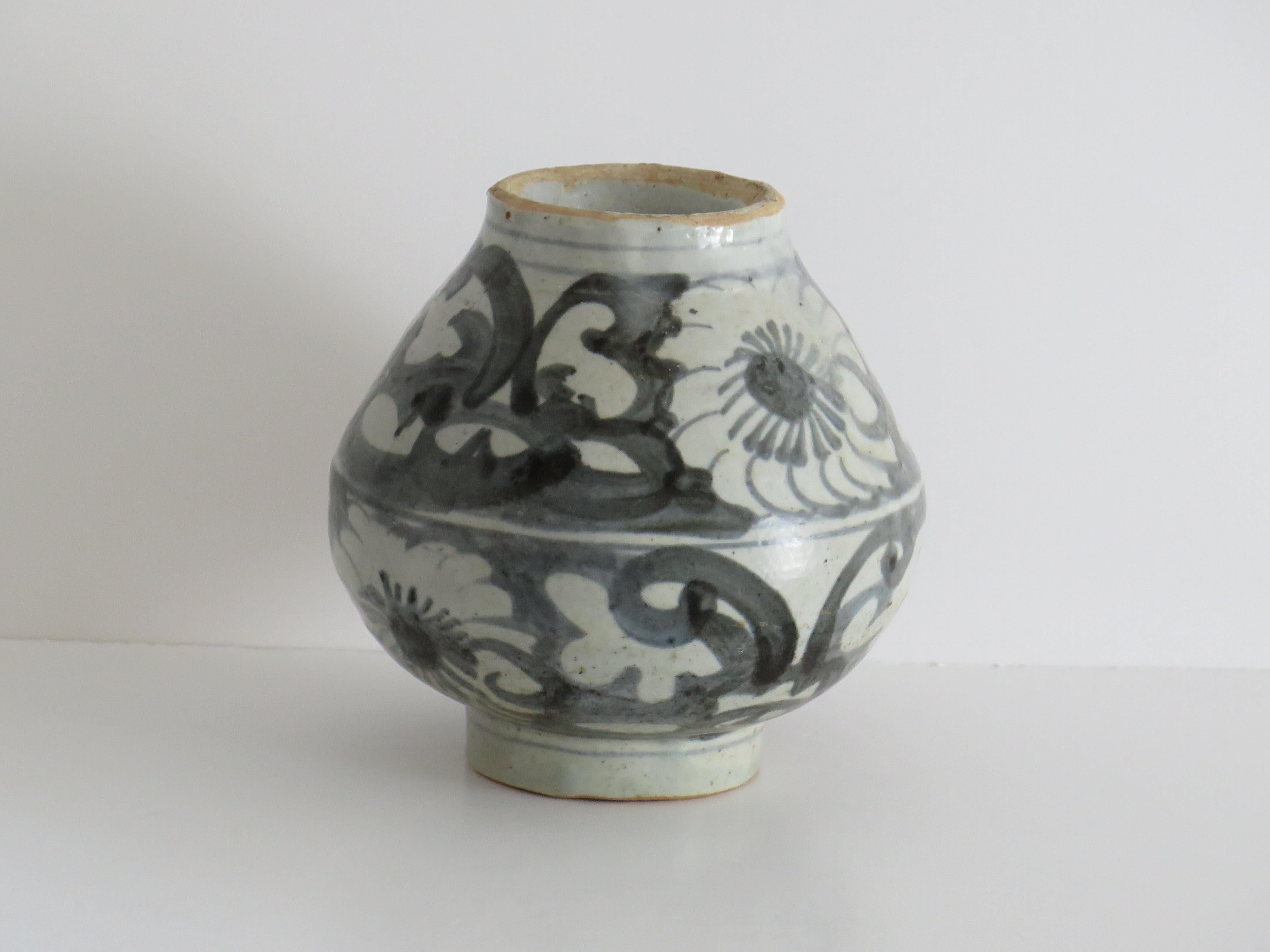 Chinese Porcelain Ming Provincial Jar or Vase Blue & White, Jiajing 16th Century In Good Condition For Sale In Lincoln, Lincolnshire