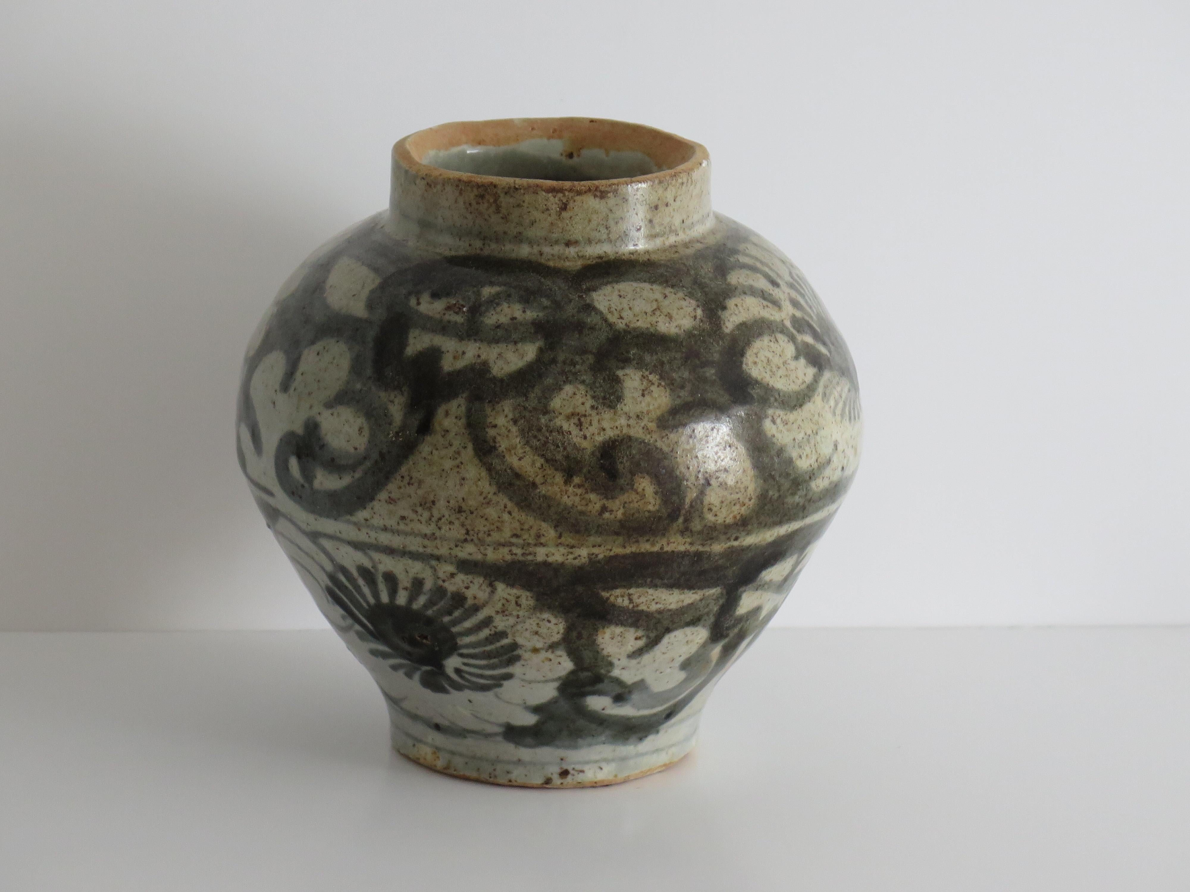 Chinese Porcelain Ming Provincial Jar or Vase Blue & White, Jiajing 16th Century For Sale 1