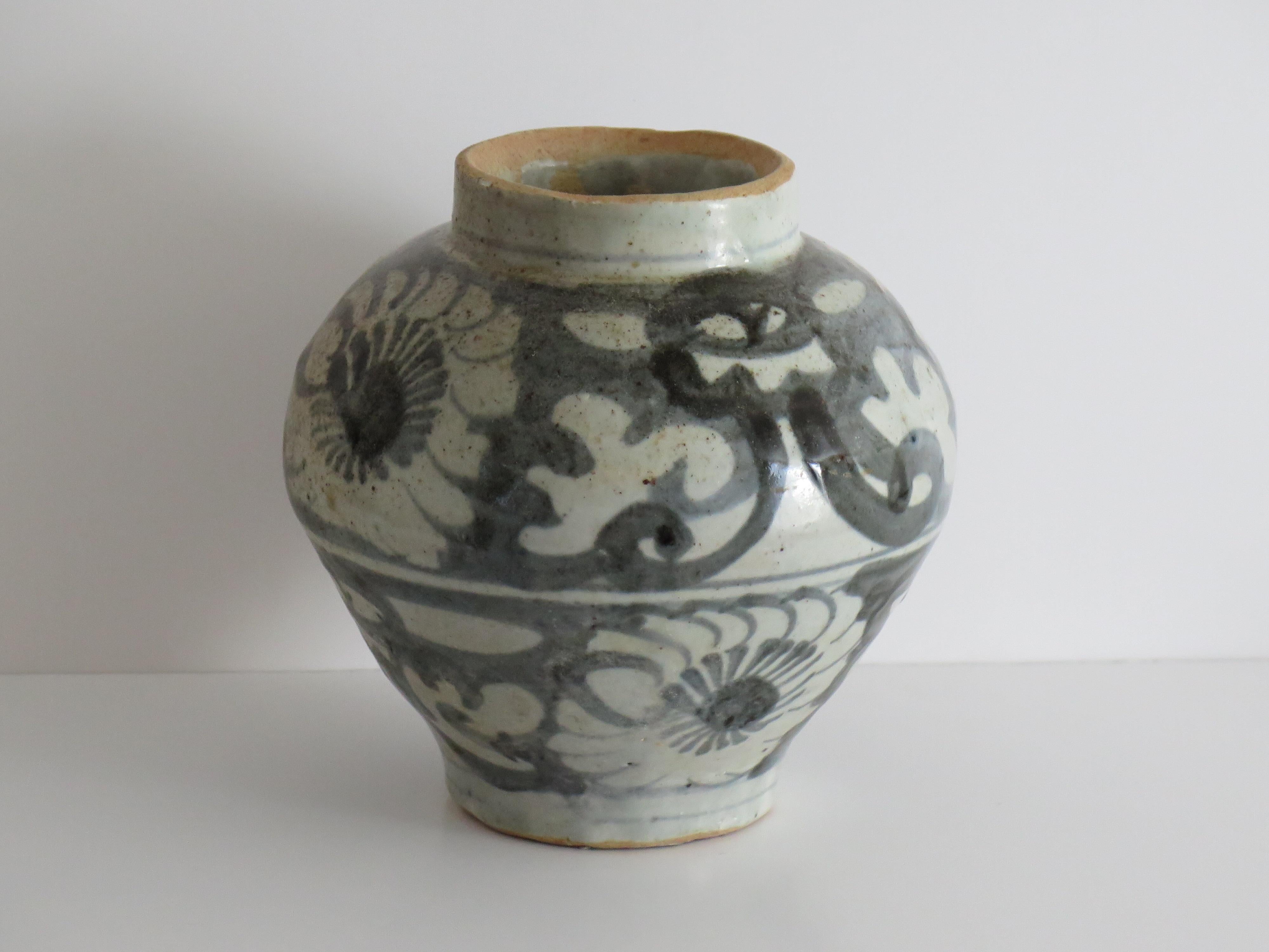 Chinese Porcelain Ming Provincial Jar or Vase Blue & White, Jiajing 16th Century For Sale 2