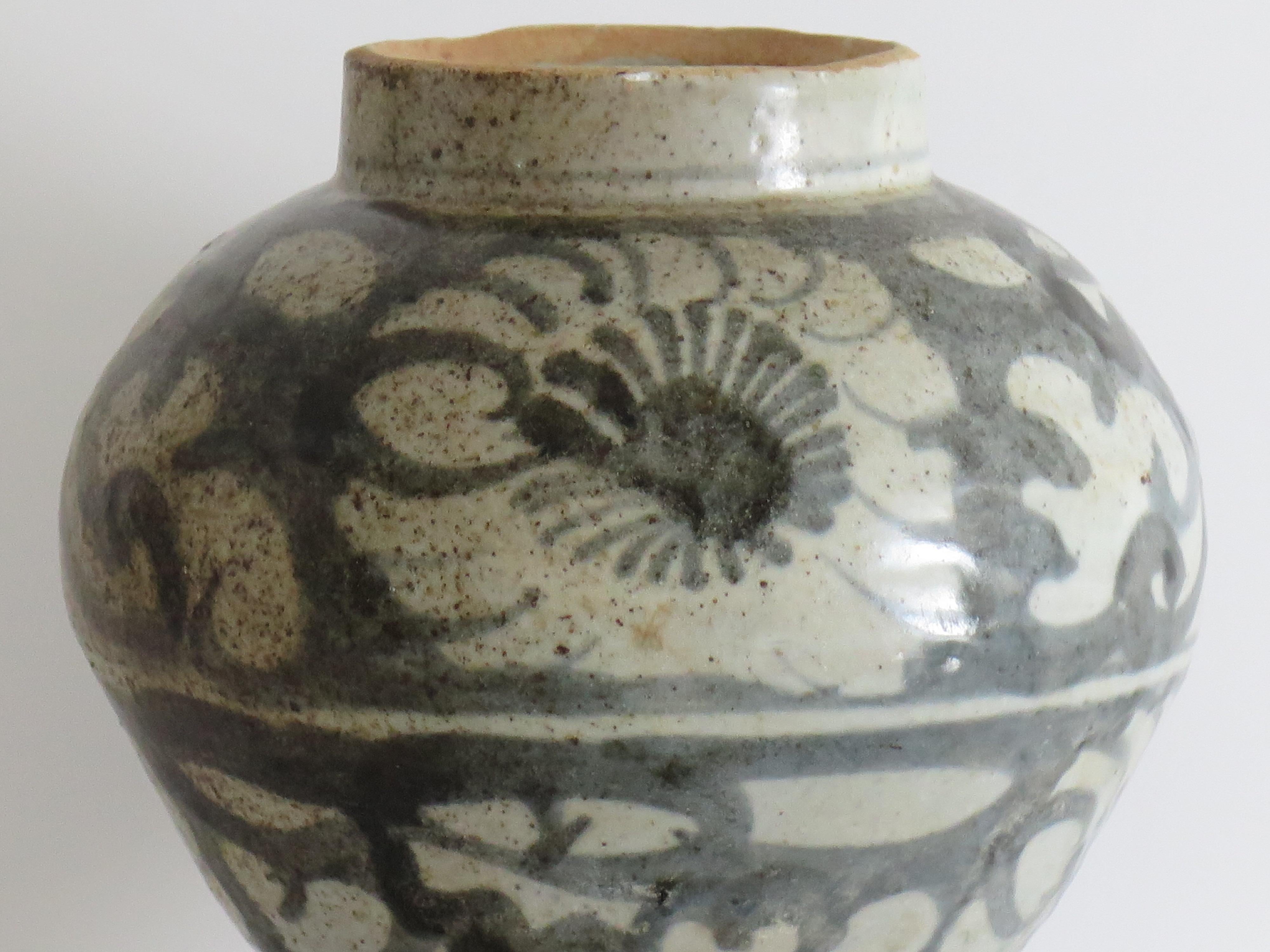 Chinese Porcelain Ming Provincial Jar or Vase Blue & White, Jiajing 16th Century For Sale 3