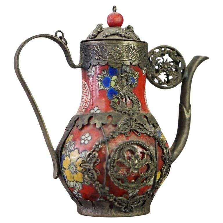 https://a.1stdibscdn.com/chinese-porcelain-miniature-teapot-with-silver-overlay-20thc-for-sale/f_23963/f_368077921698372583859/f_36807792_1698372584440_bg_processed.jpg?width=768