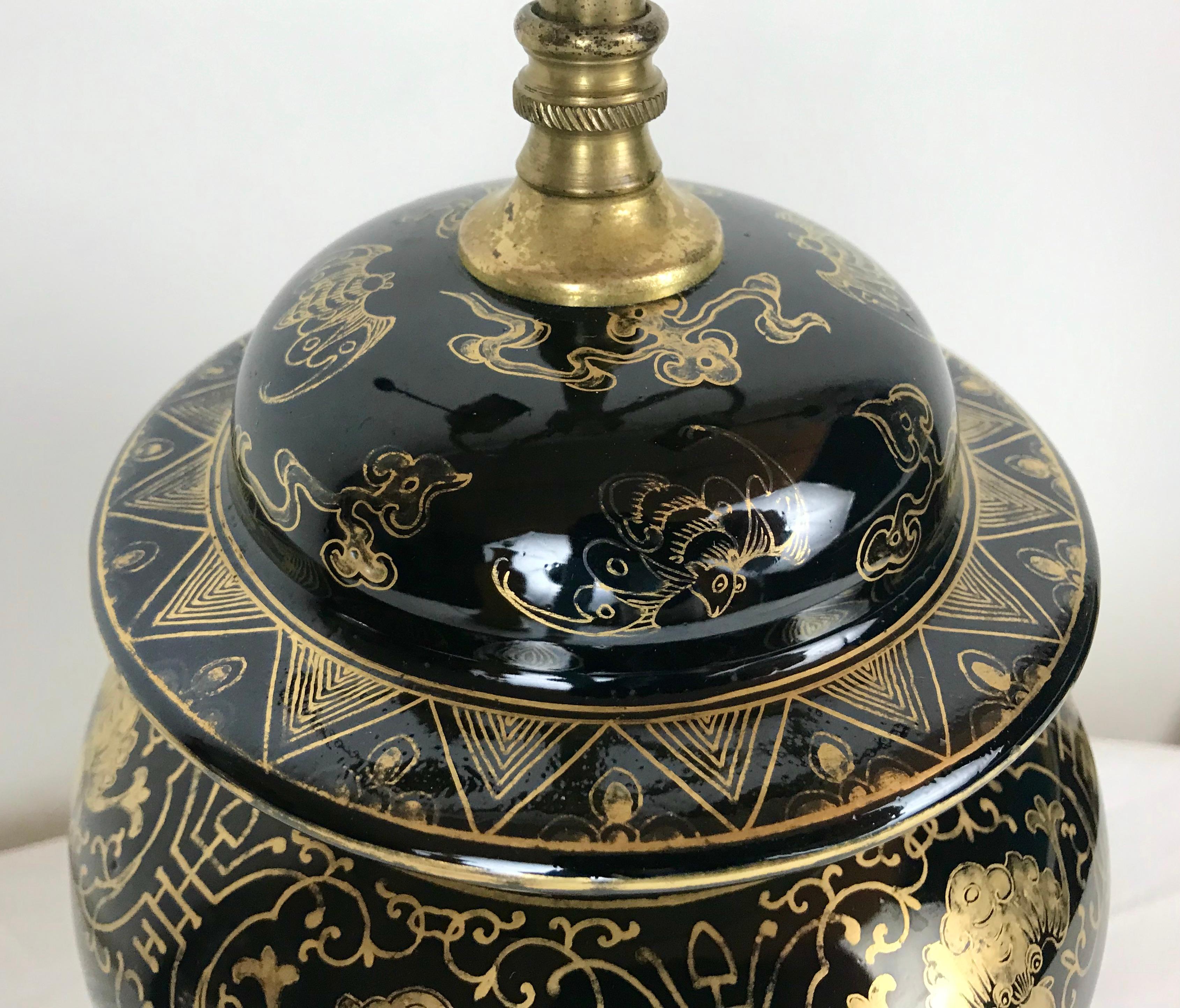Esportazione cinese Lampada cinese a specchio nera in porcellana; supporti in bronzo e decorazioni in cineseria in vendita