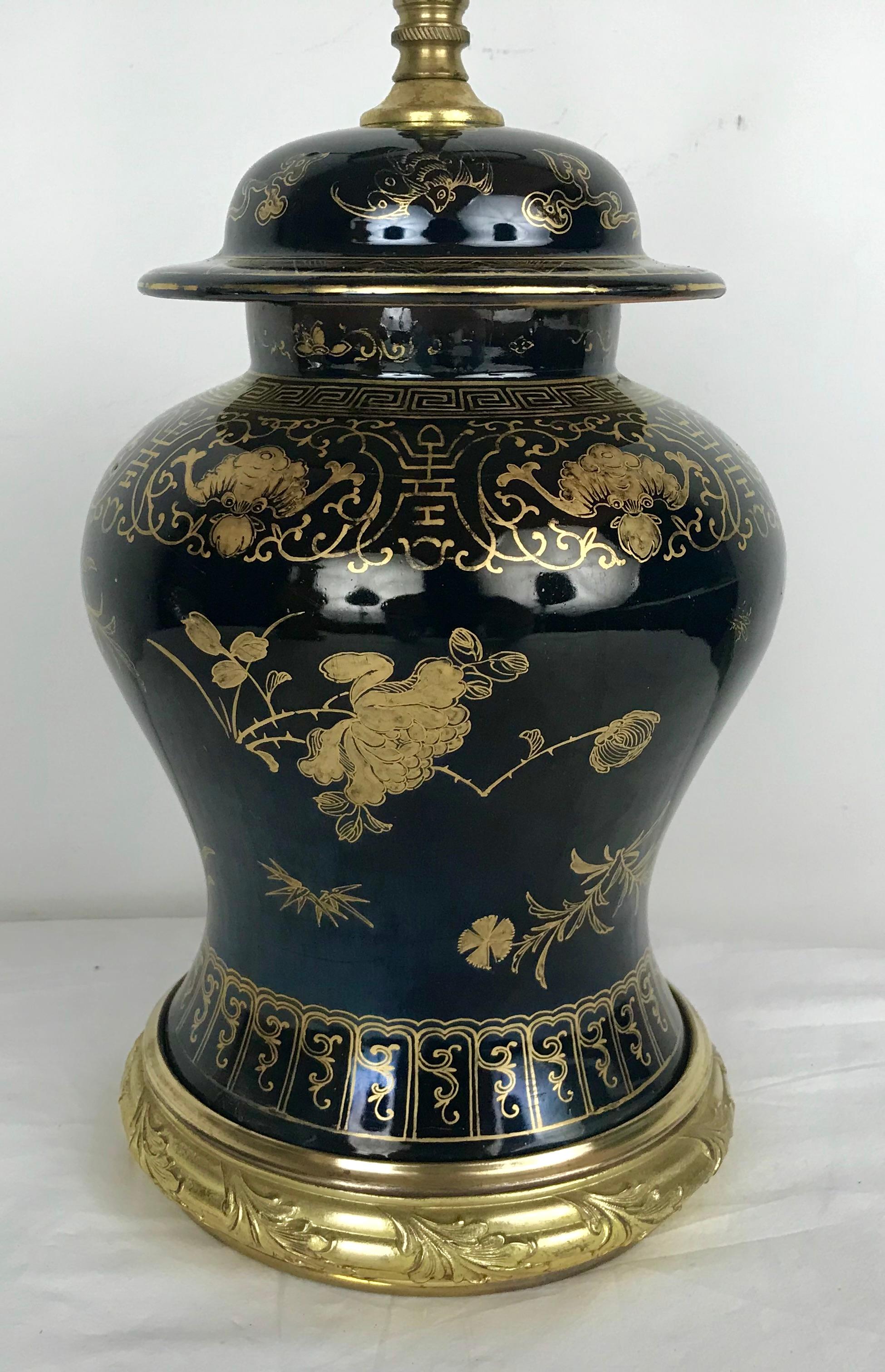 Cinese Lampada cinese a specchio nera in porcellana; supporti in bronzo e decorazioni in cineseria in vendita
