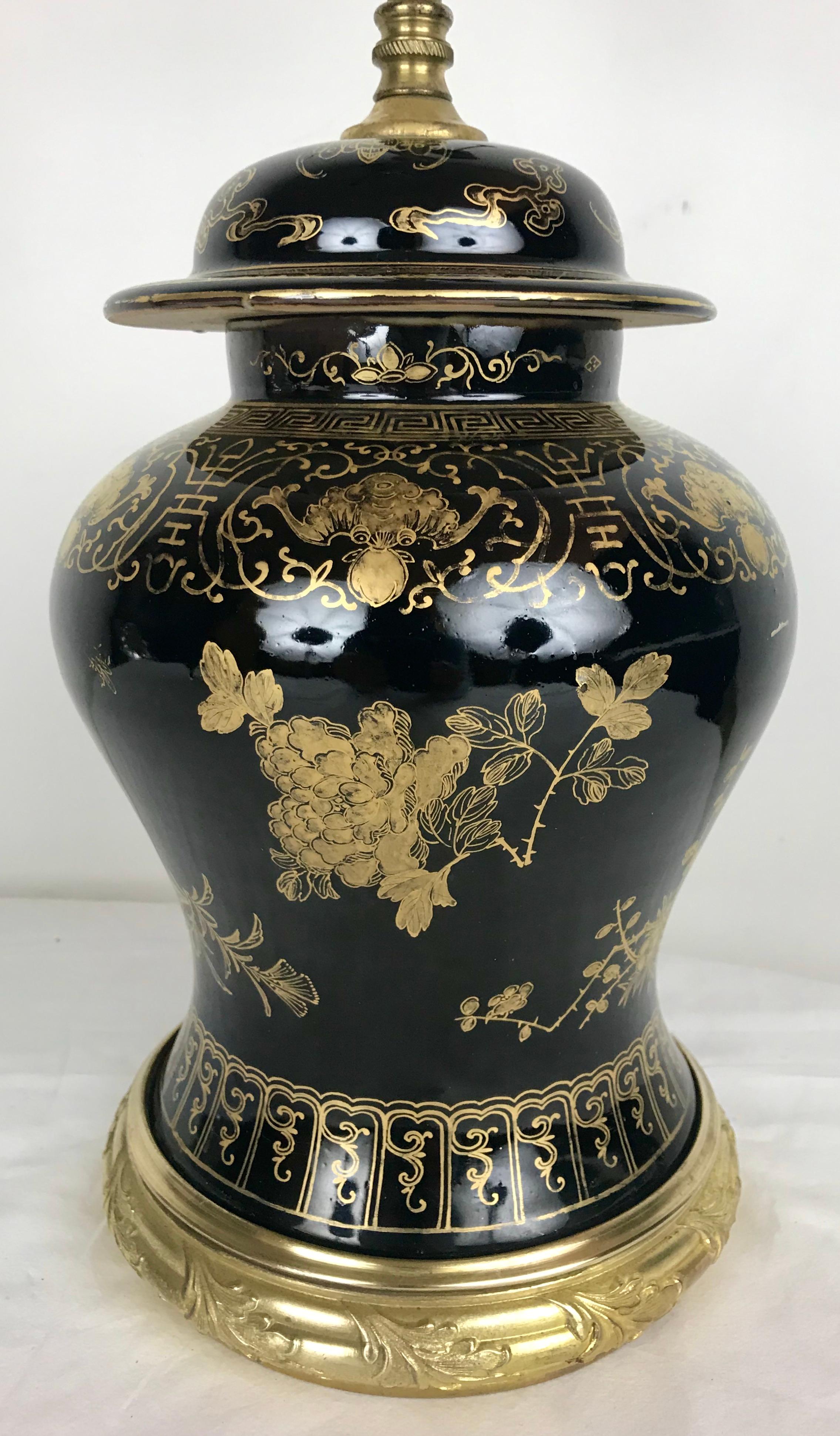 Lampada cinese a specchio nera in porcellana; supporti in bronzo e decorazioni in cineseria In condizioni buone in vendita a Pittsburgh, PA