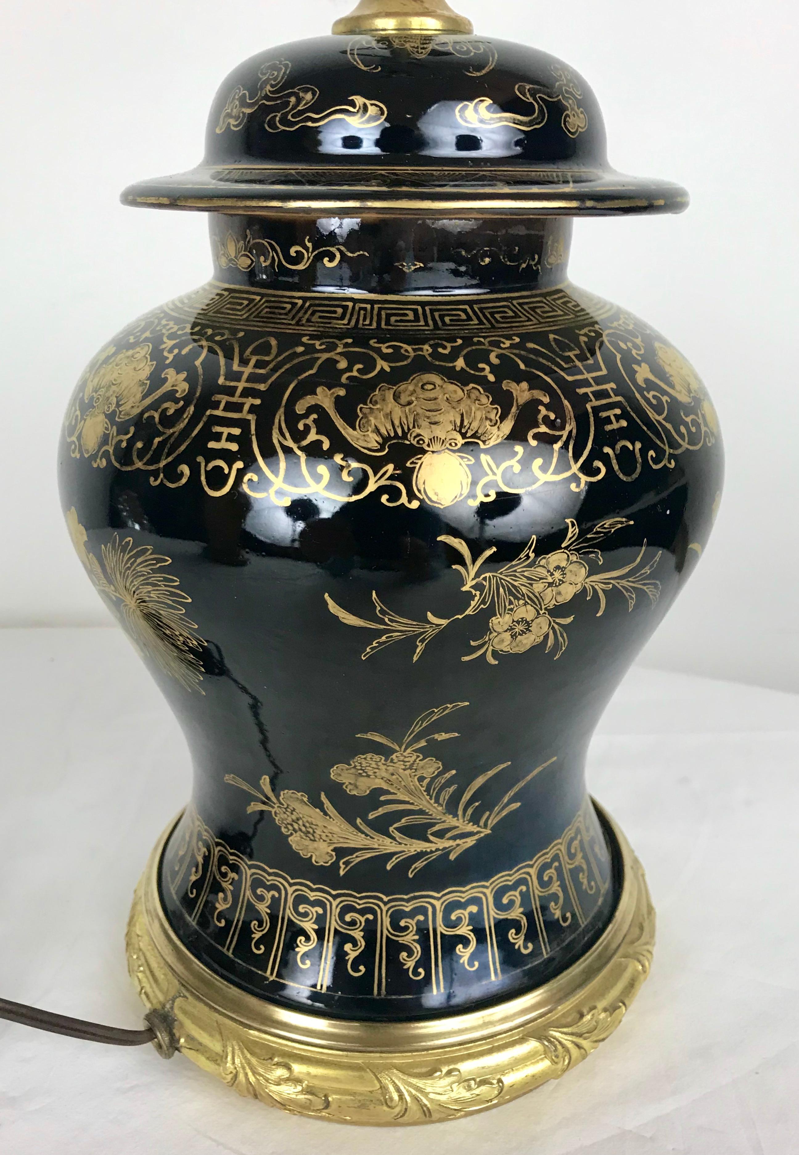 XX secolo Lampada cinese a specchio nera in porcellana; supporti in bronzo e decorazioni in cineseria in vendita