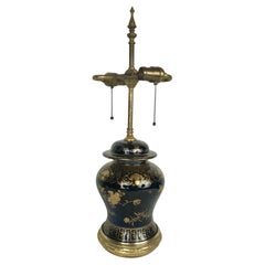Lampada cinese a specchio nera in porcellana; supporti in bronzo e decorazioni in cineseria