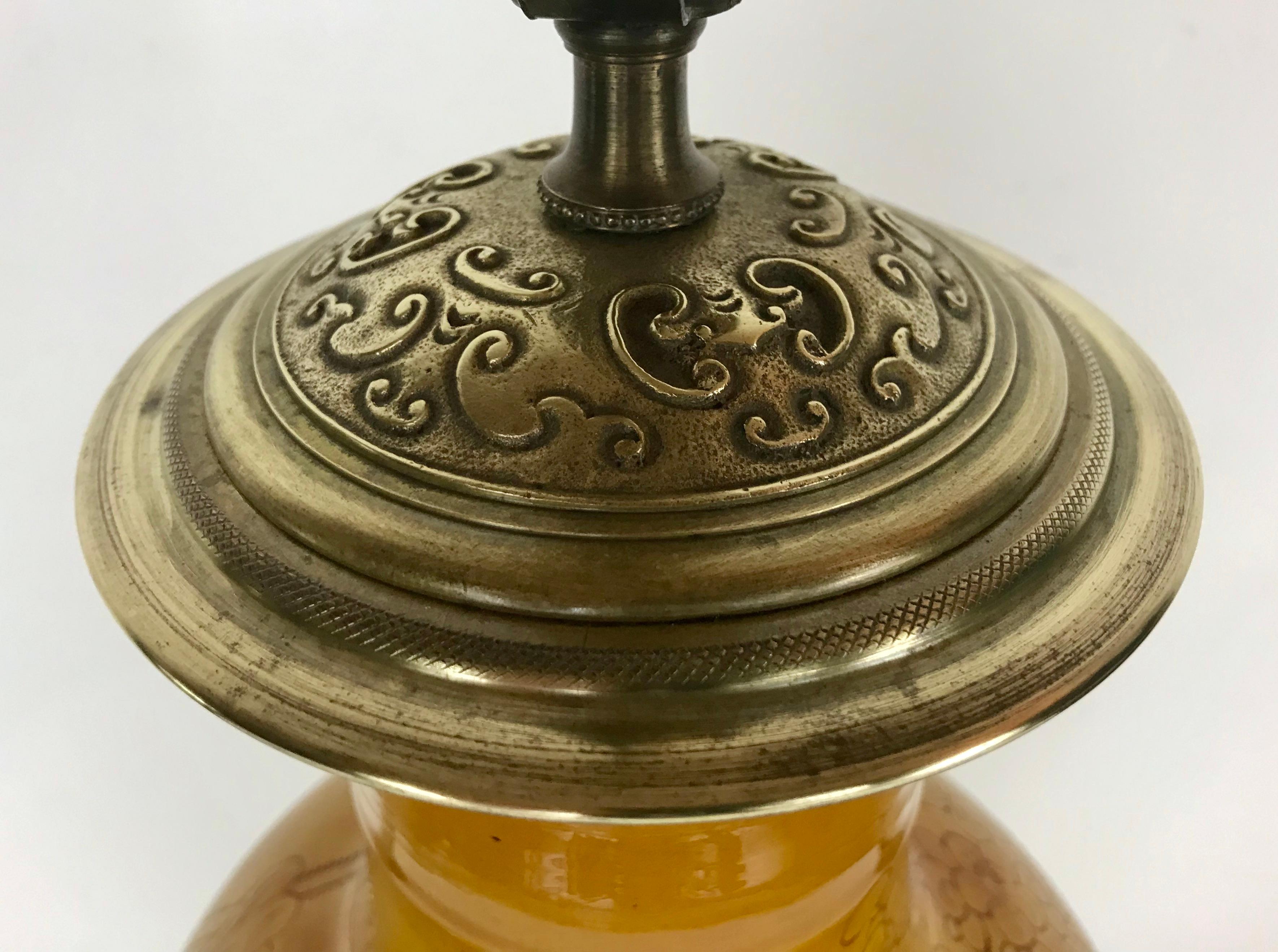 Chinesische ocker glasierte Vase aus Porzellan mit eingeschnittenem Design und vergoldeten Metallbeschlägen (Chinesischer Export) im Angebot