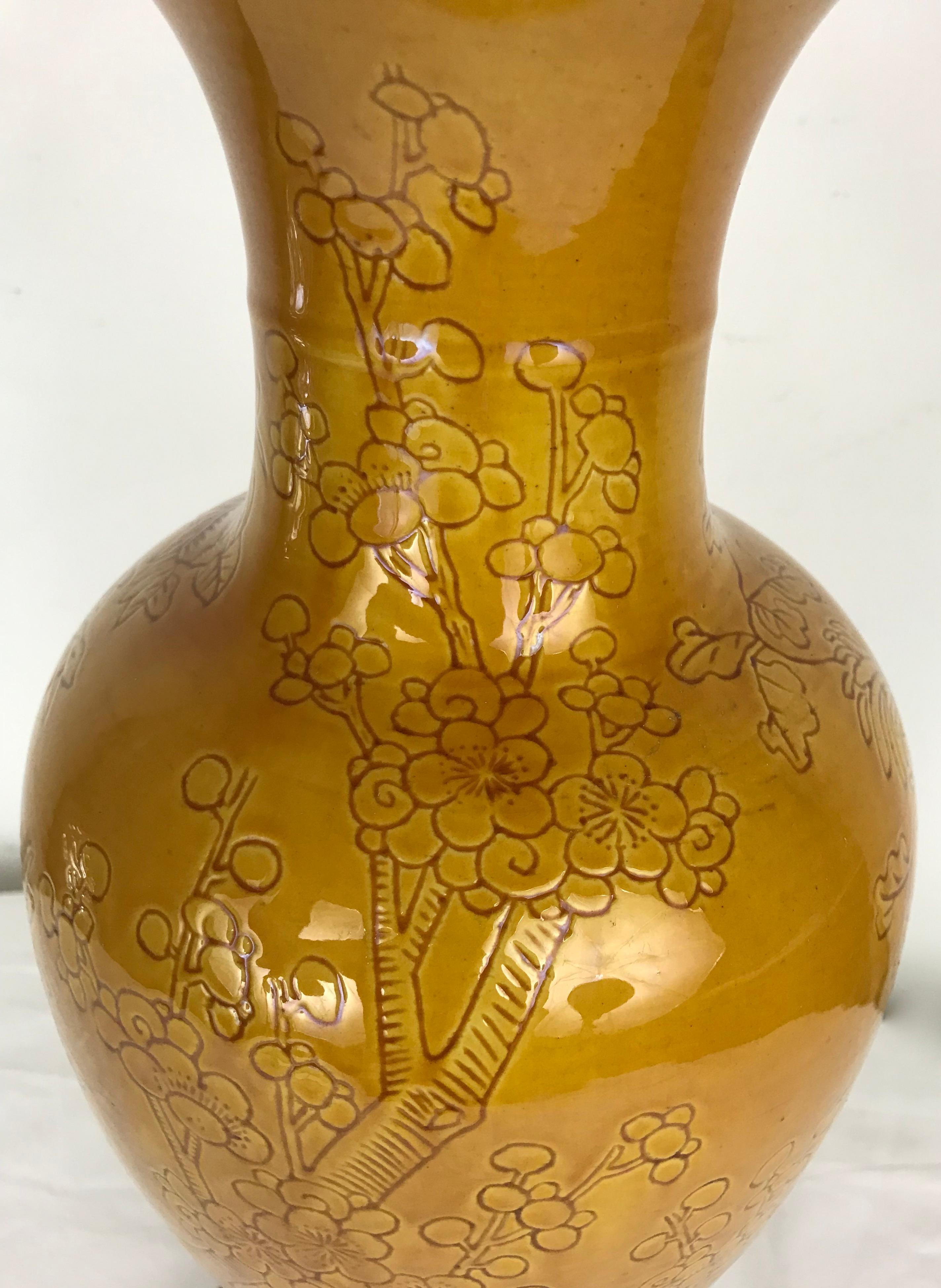 Chinesische ocker glasierte Vase aus Porzellan mit eingeschnittenem Design und vergoldeten Metallbeschlägen im Zustand „Gut“ im Angebot in Pittsburgh, PA
