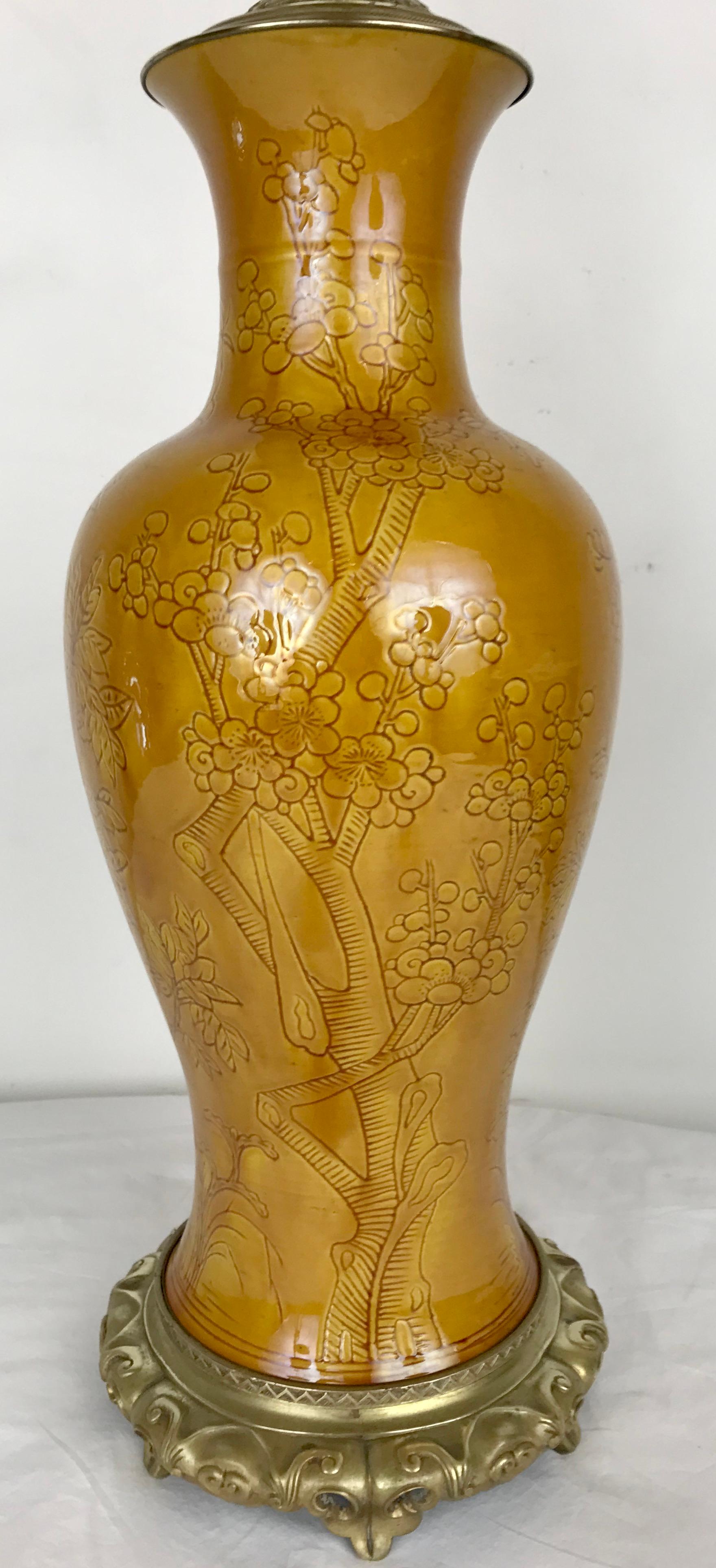 Chinesische ocker glasierte Vase aus Porzellan mit eingeschnittenem Design und vergoldeten Metallbeschlägen (20. Jahrhundert) im Angebot